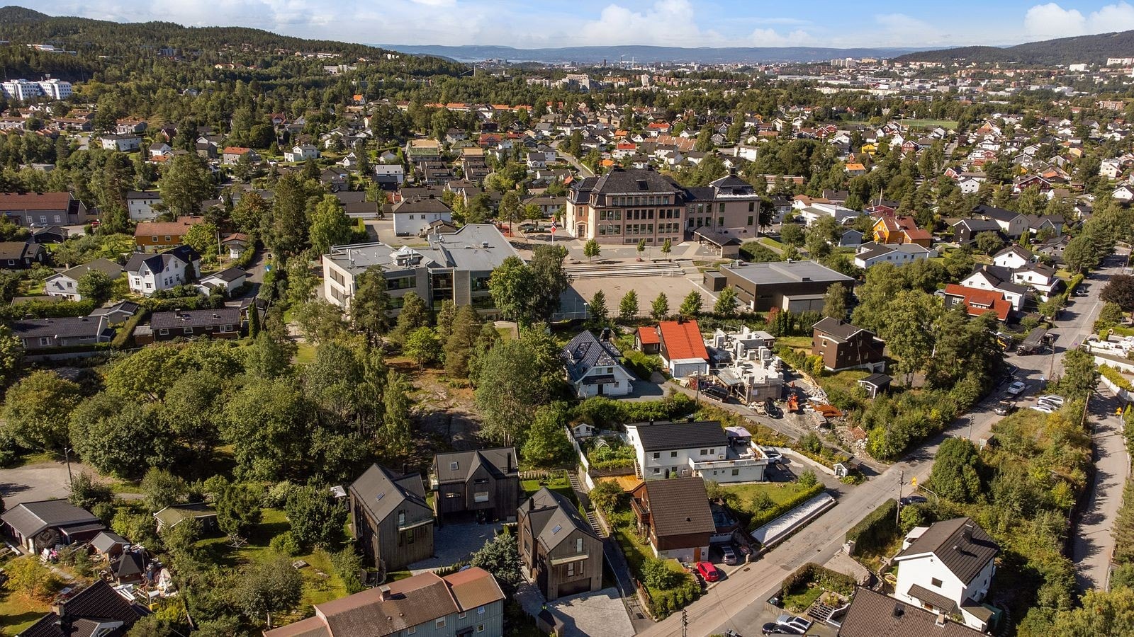 Fra Høybråten Togstasjon (3 minutters gange) tar du deg til Oslo sentralstasjon på ca 15 minutter. Buss fra Høybråten Park bussholdeplass tar deg til Stovner T-bane og Stovner på få minutter Galleribilde