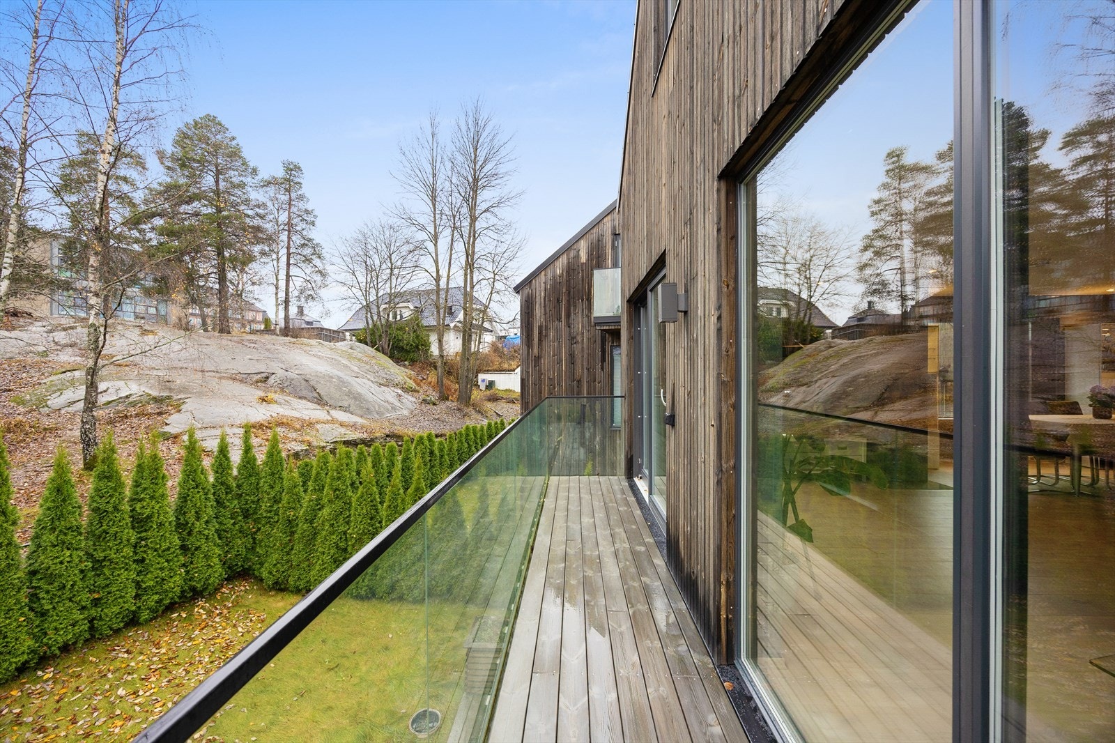 Balkonggulvet består av impregnert trevirke og rekkverket er av glass og metall Galleribilde