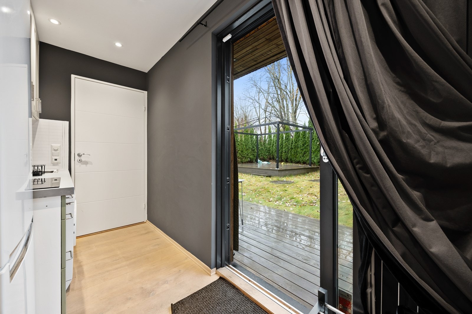 Det er egen inngang til hybelen via skyvedør Galleribilde