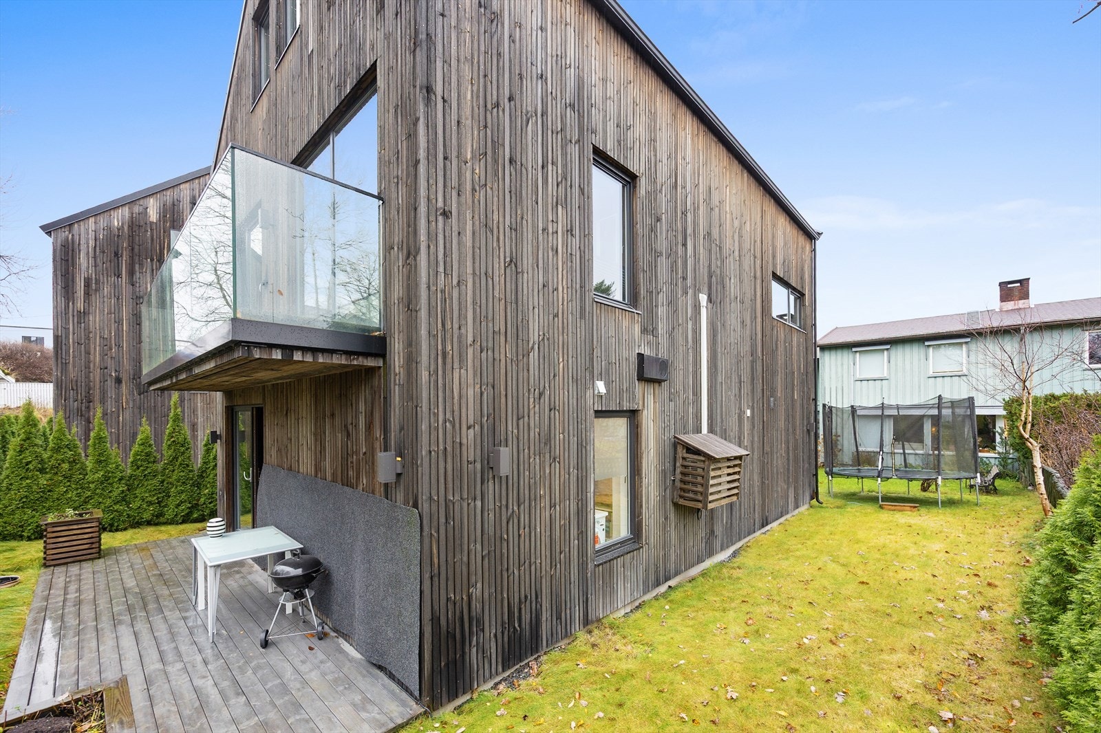 Fasade, balkong, terrasse og hage Galleribilde