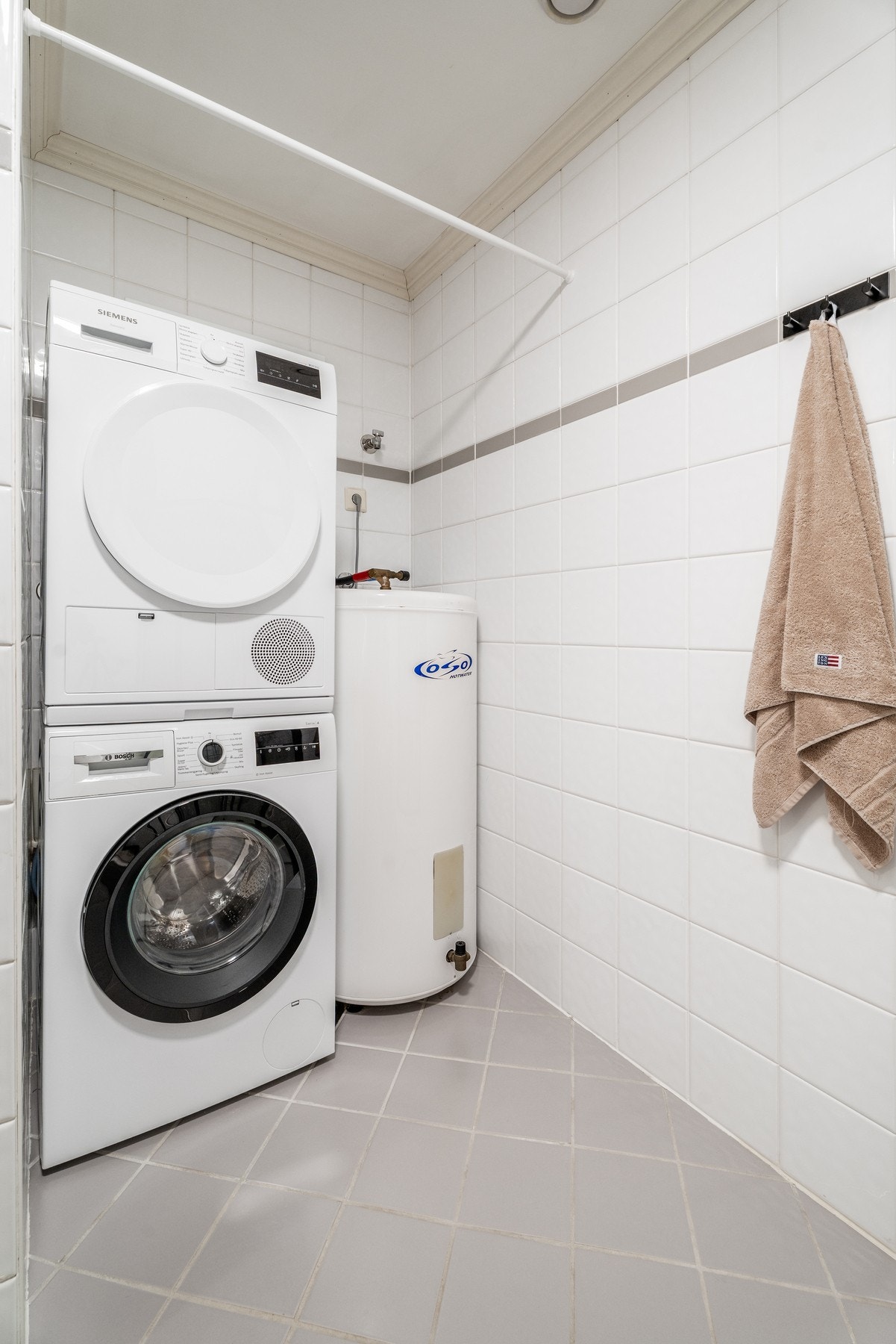 Vaskeromsløsning på badet i egen krok med plass til varmtvannsbereder, vaskemaskin og tørketrommel. Galleribilde