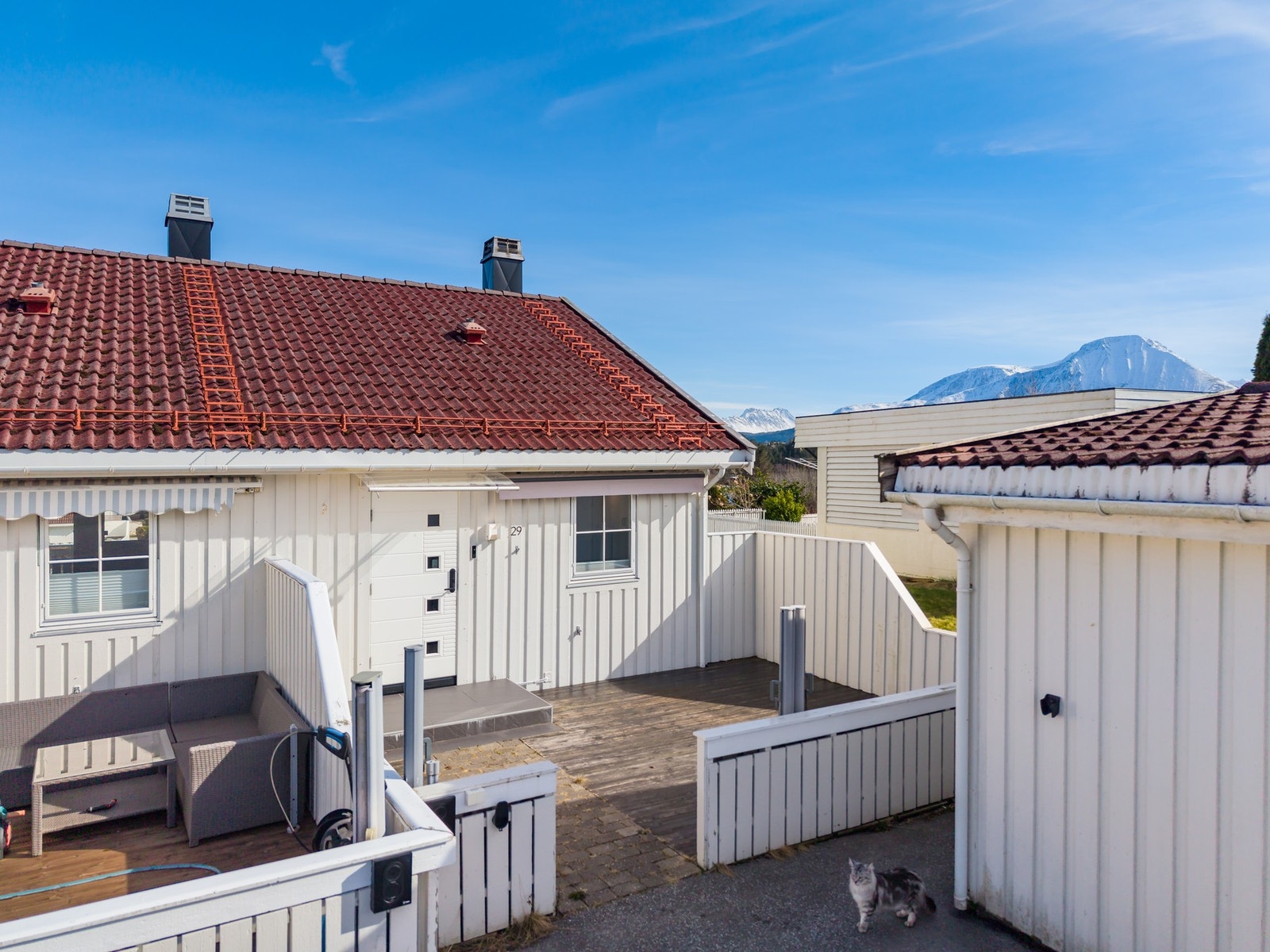 Flott uteområde på fremsiden og baksiden av boligen. Her har du med flyttbar levegg og terassemarkise. Galleribilde
