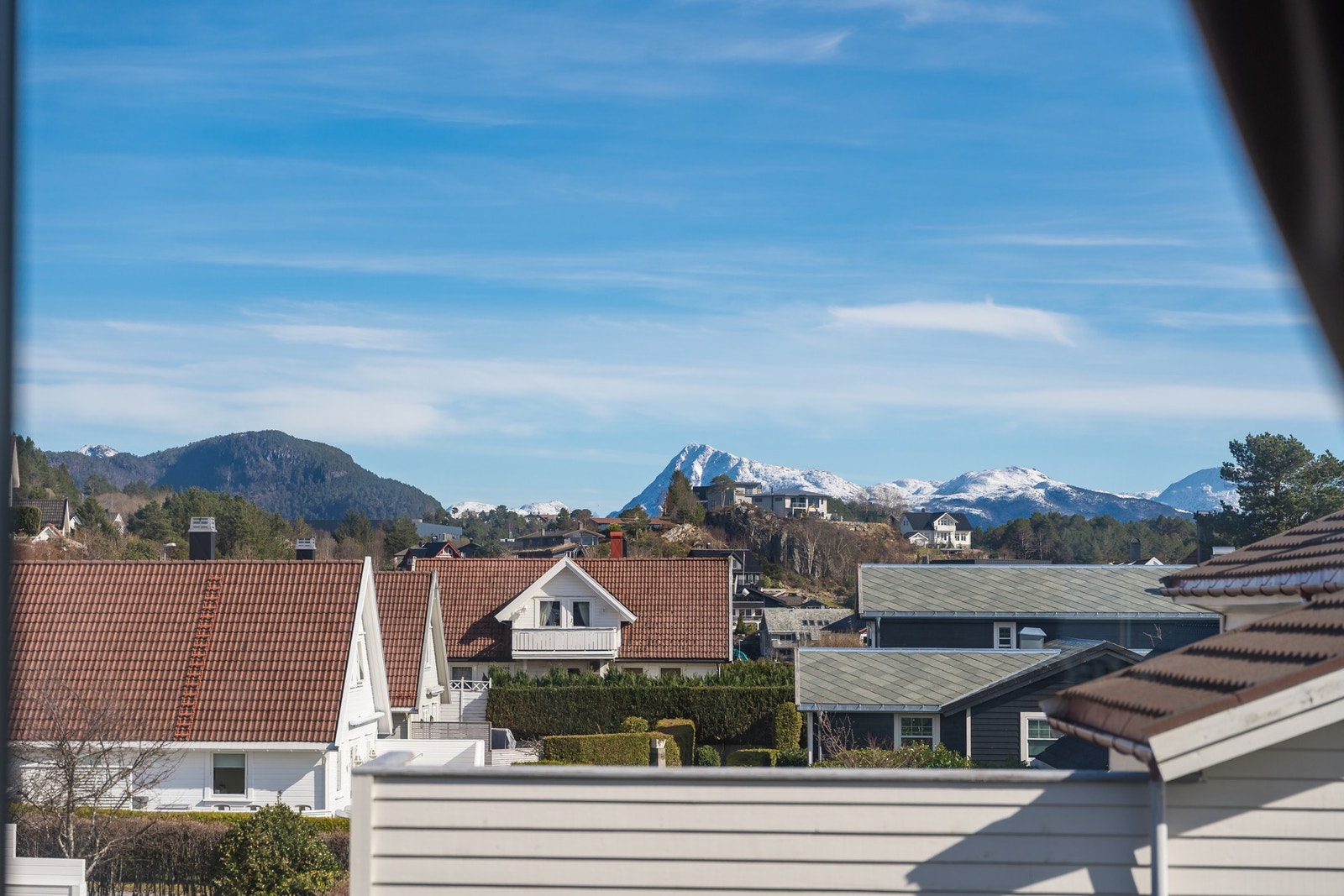 Flott utsikt utover mot fjellene. Perfekt etter en travel dag. Galleribilde