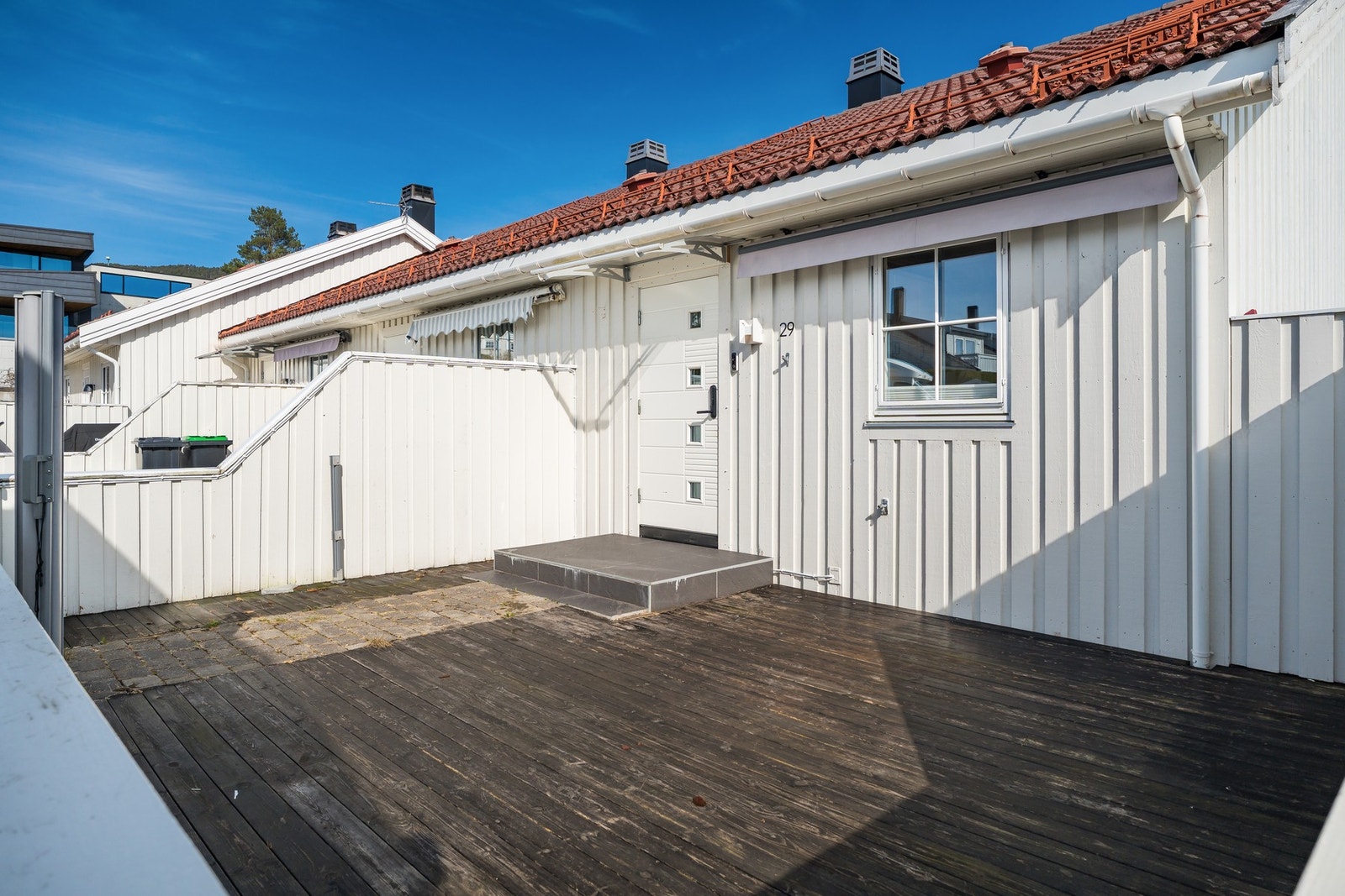 Terrasse av god størrelse, med god plass til ønsket utemøblering. Galleribilde