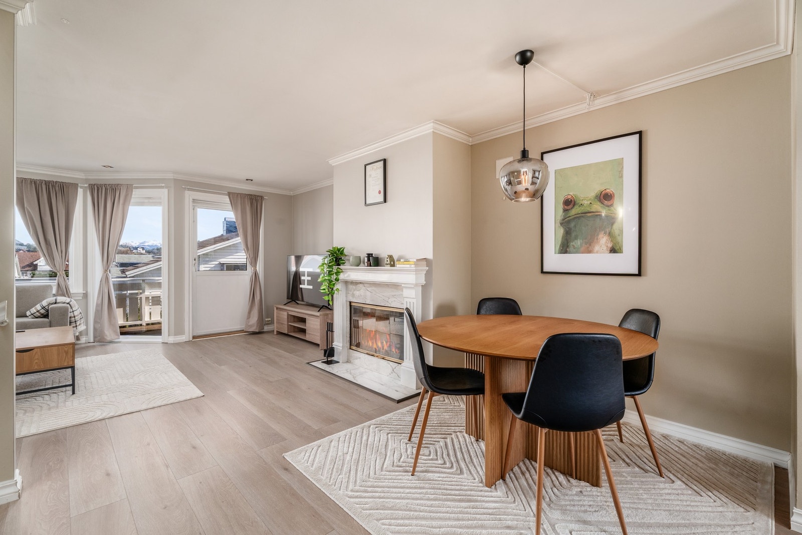 Stue og kjøkken i åpen løsning, med naturlig plass til spisebord i tilknytning til kjøkkenet. Galleribilde