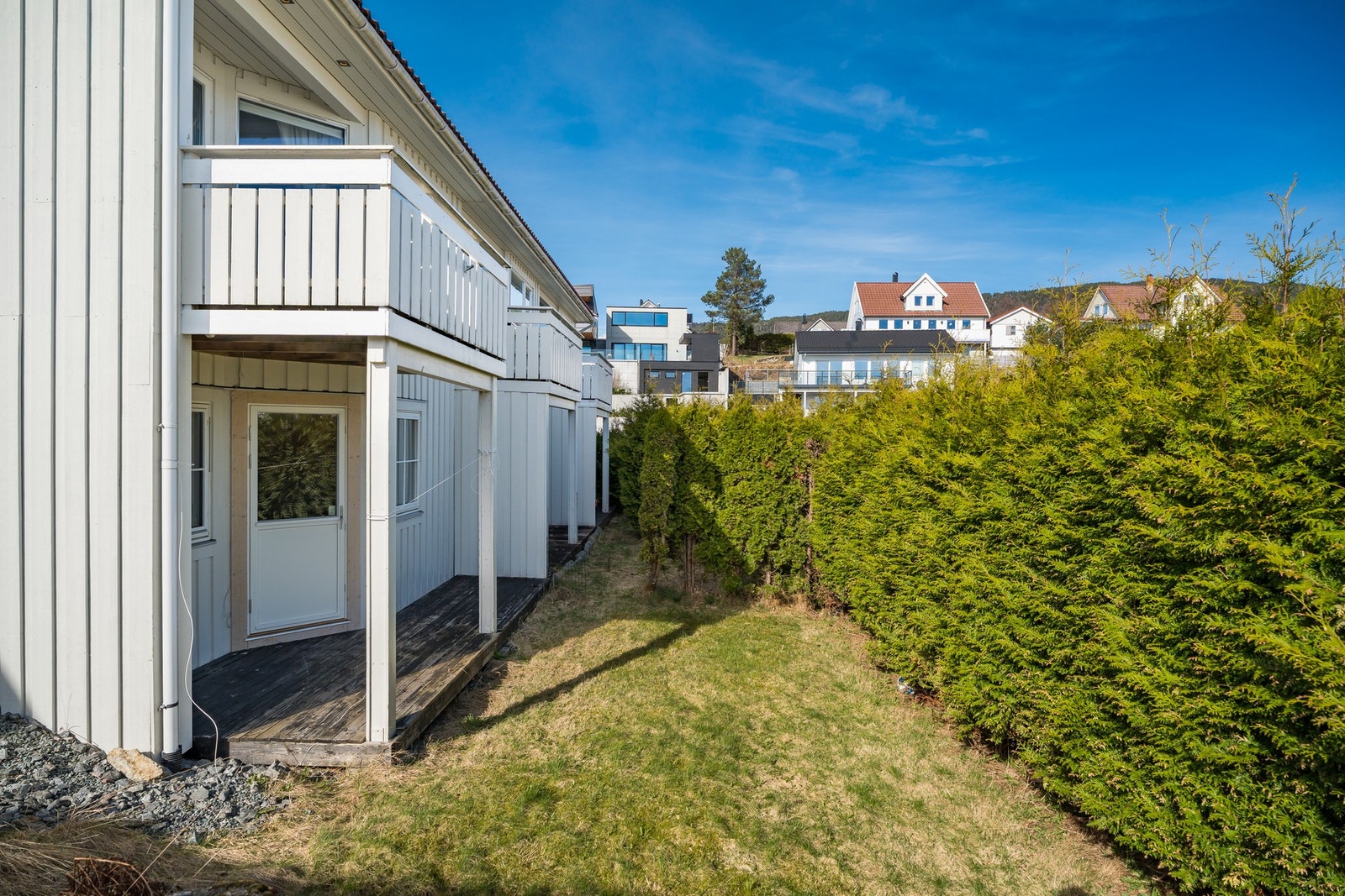 Fra boligen er det kun en kort kjøretur unna barneskole, barnehage, dagligvarebutikk m.m. Galleribilde