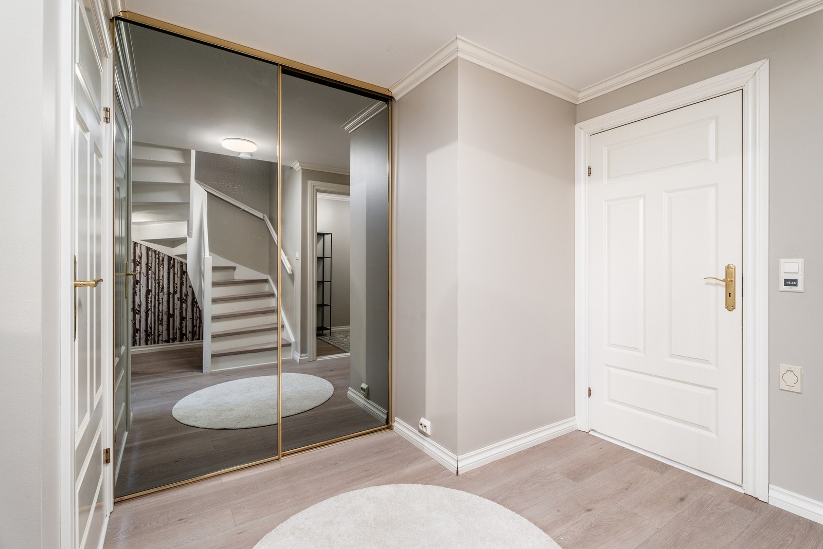 Romslig gang med skyvedørsgarderobe i stilfullt design. Galleribilde