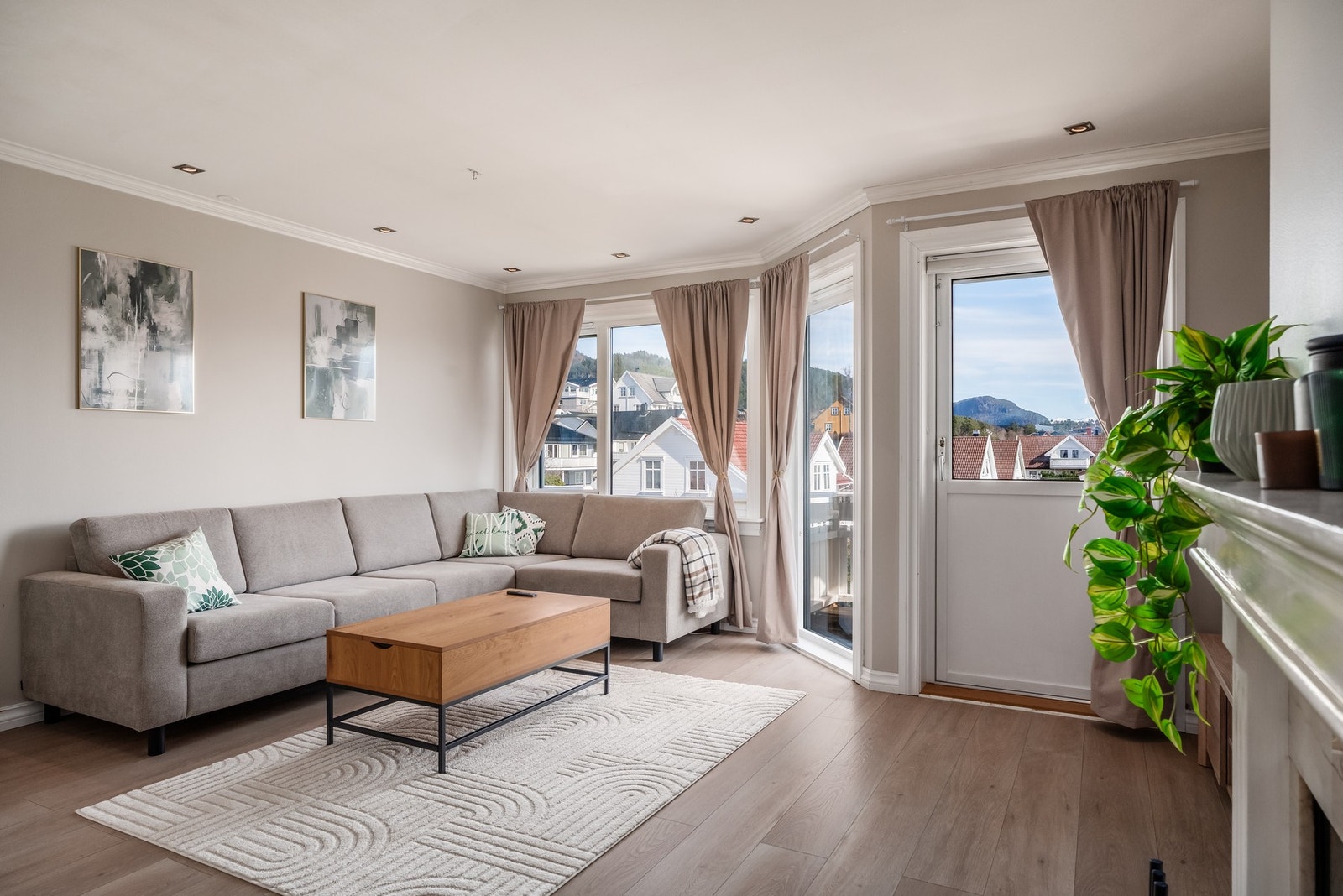 Rikelig med naturlig lysinnslipp og god plass til en romslig sofa. Galleribilde