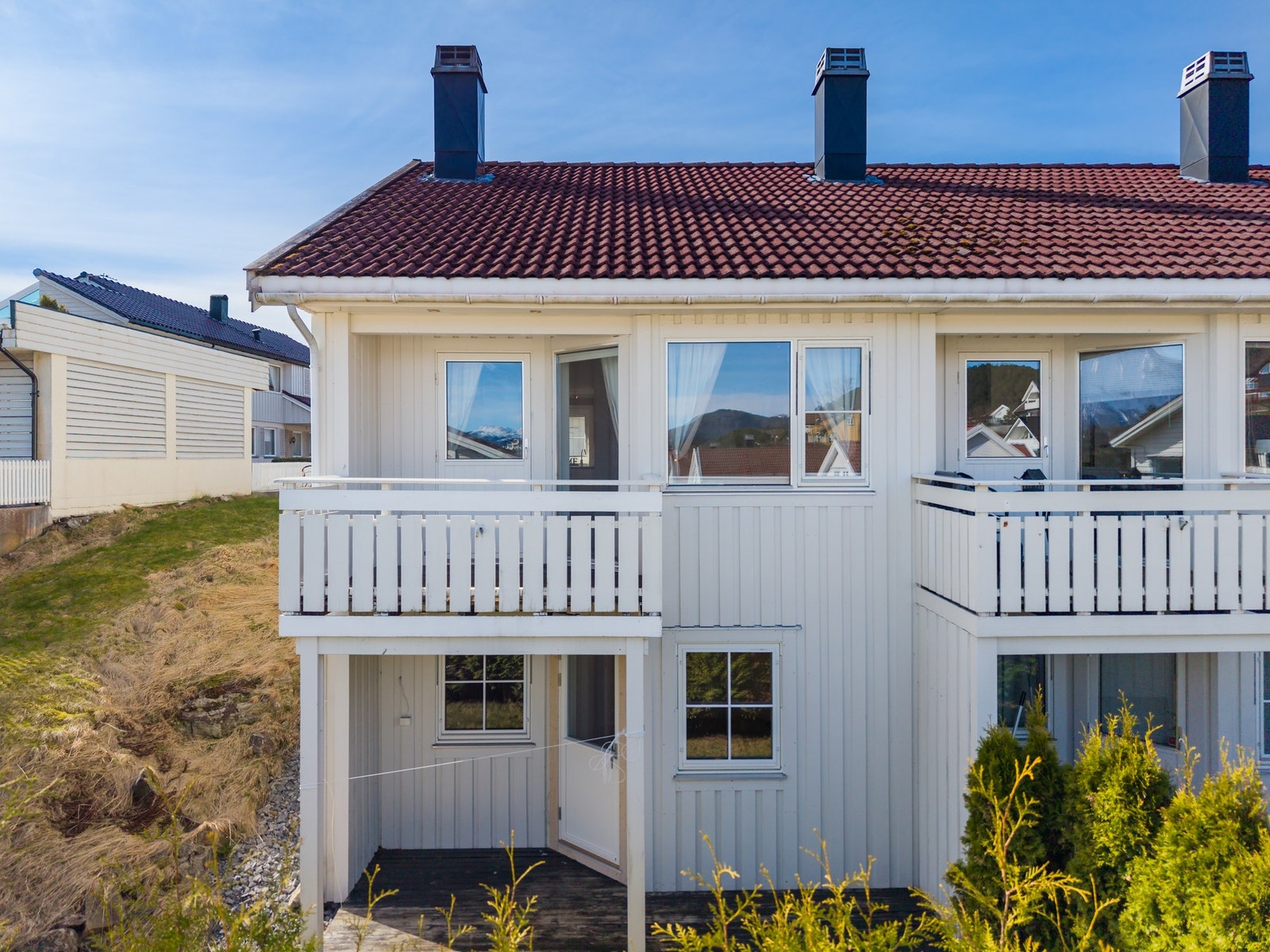 Boligen går over to plan og har både balkong og terrasser. Galleribilde