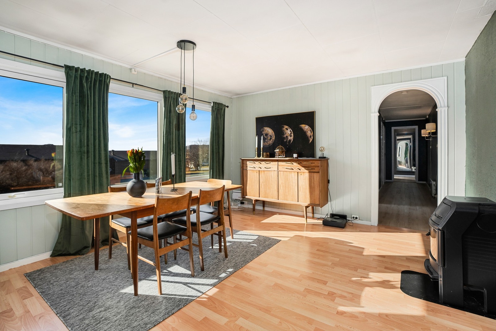 Stue. Store vindusflater gir godt med naturlig lys inn i rommet Galleribilde