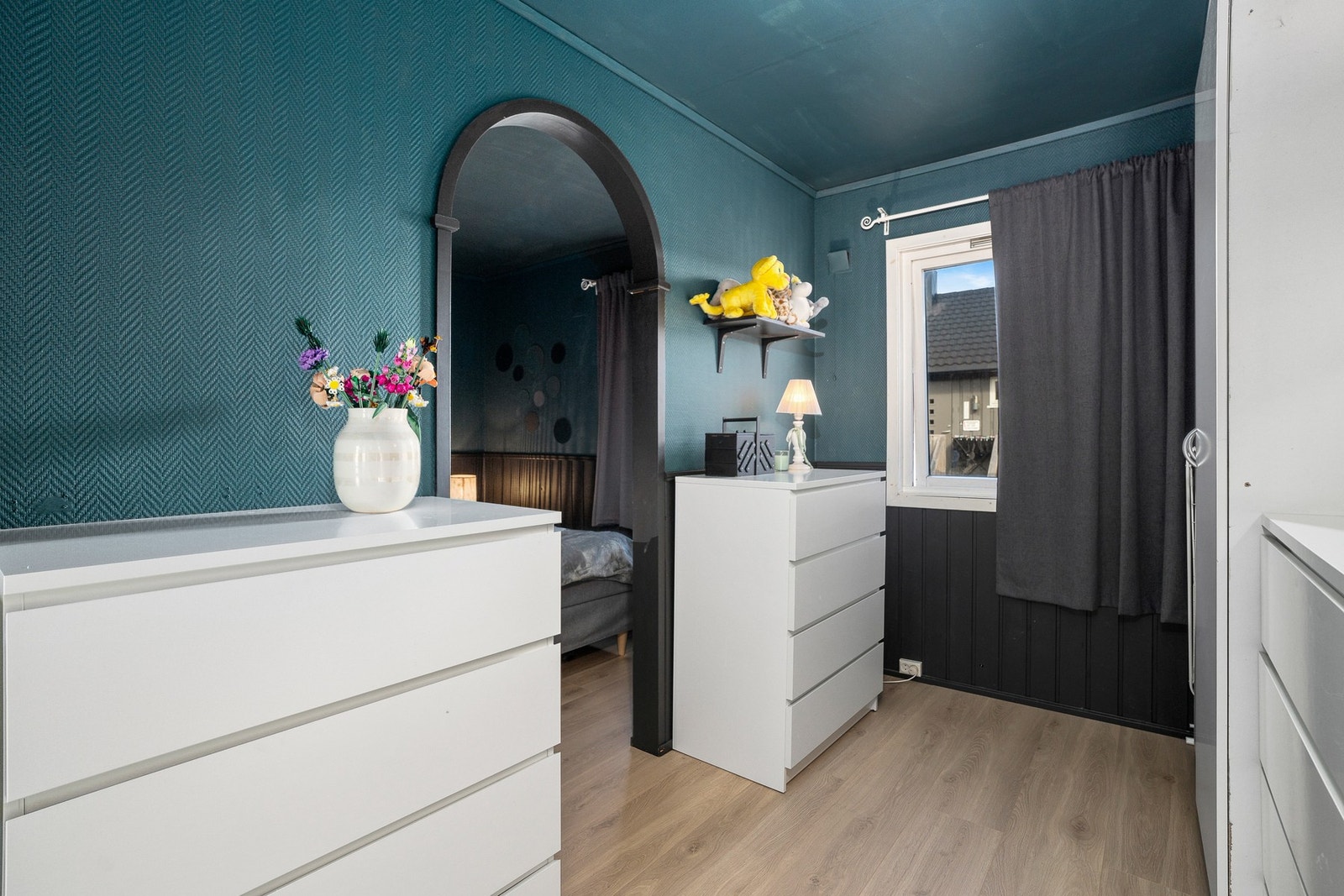 walk-in-closet ved hovedsoverom Galleribilde