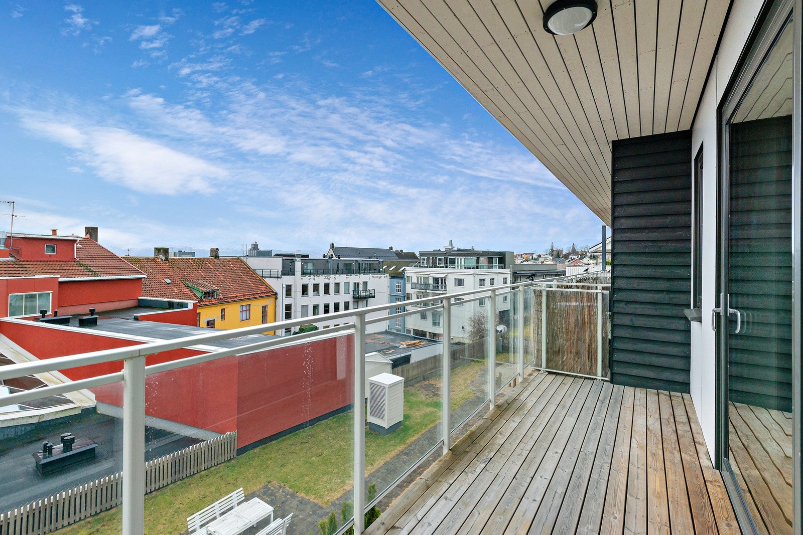 Fra stuen er det utgang til romslig, overbygget balkong med glassrekkverk. Galleribilde