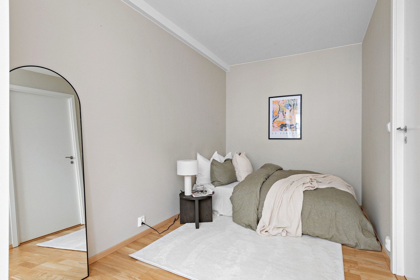 Romslig soverom som vender nordover. Galleribilde