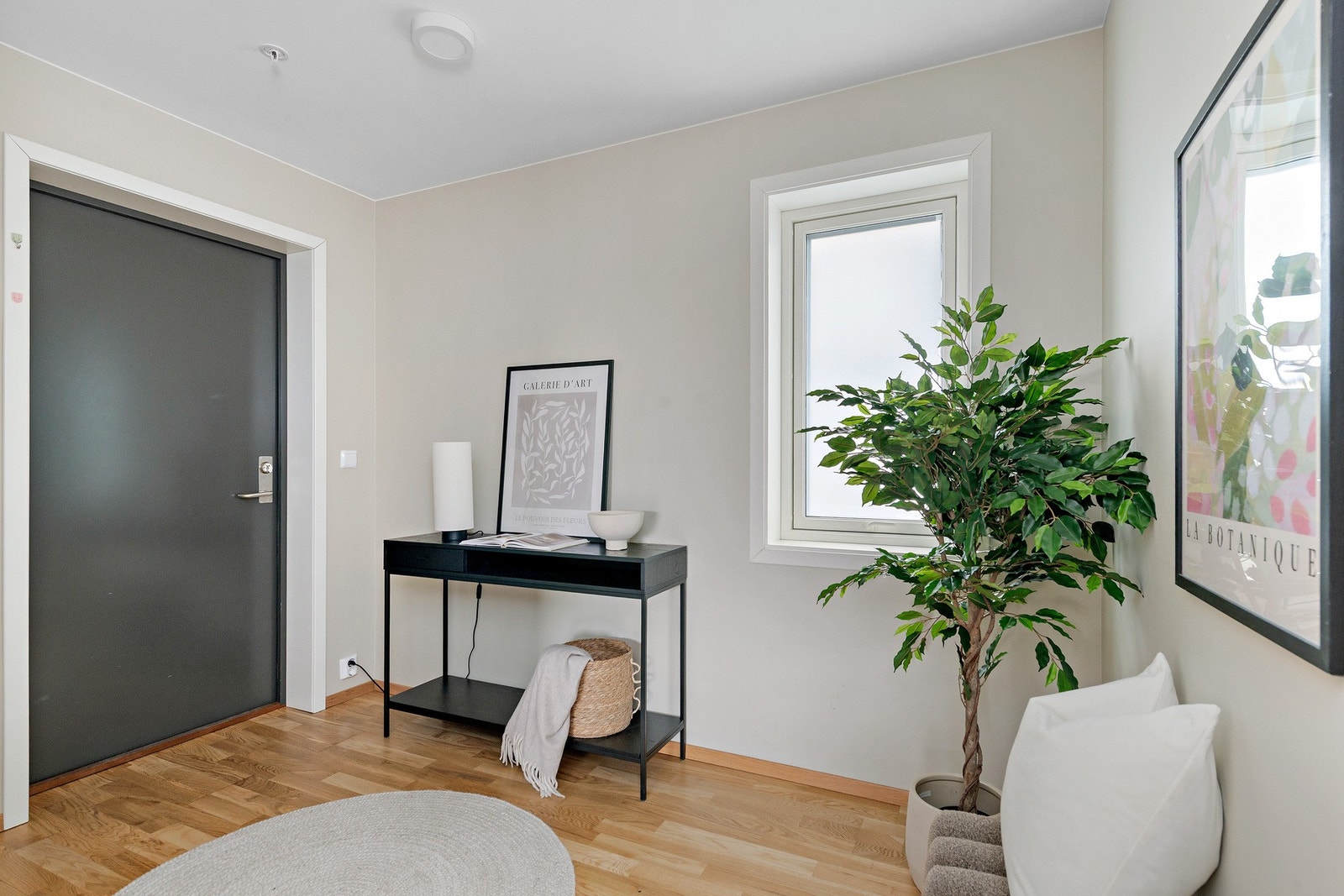 Stor gang/entré med garderobeskap som medfølger. Galleribilde