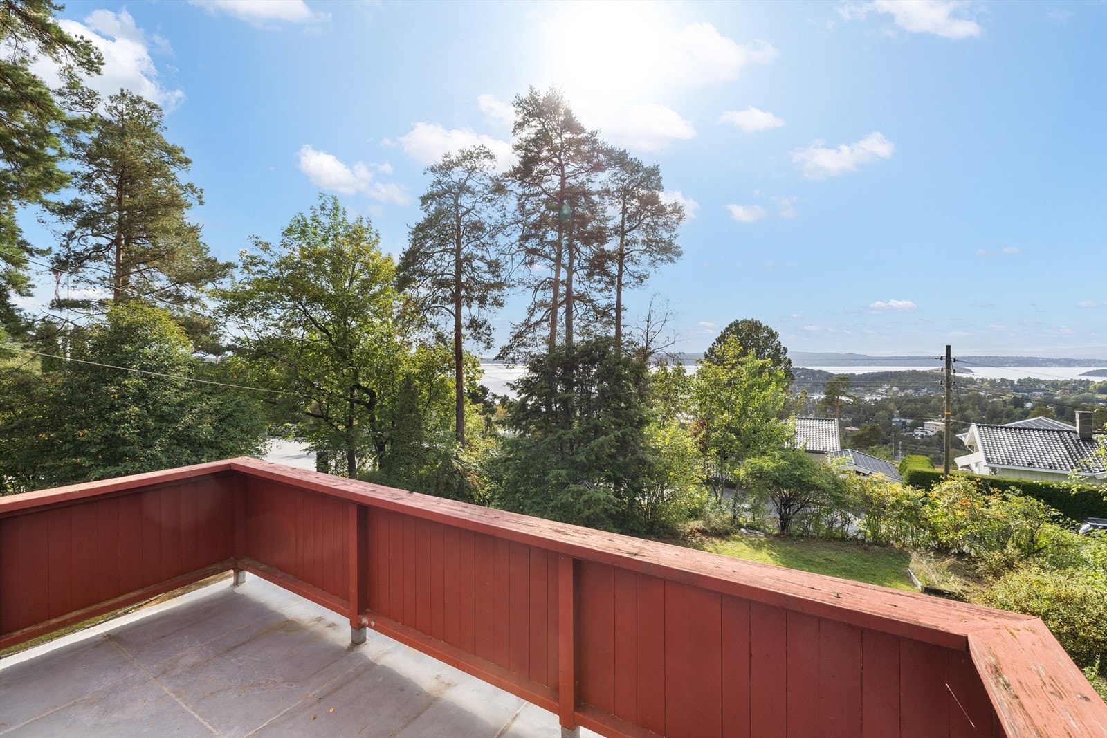 Altanen på ca. 10 m² har utgang fra et av soverommene og er en flott, usjenert uteplass. Galleribilde