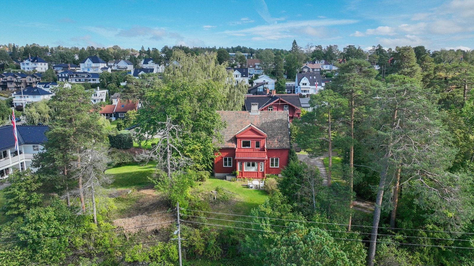 Omgitt av vakre villaer og grønne hager, med kort vei til alt en familie trenger. Galleribilde