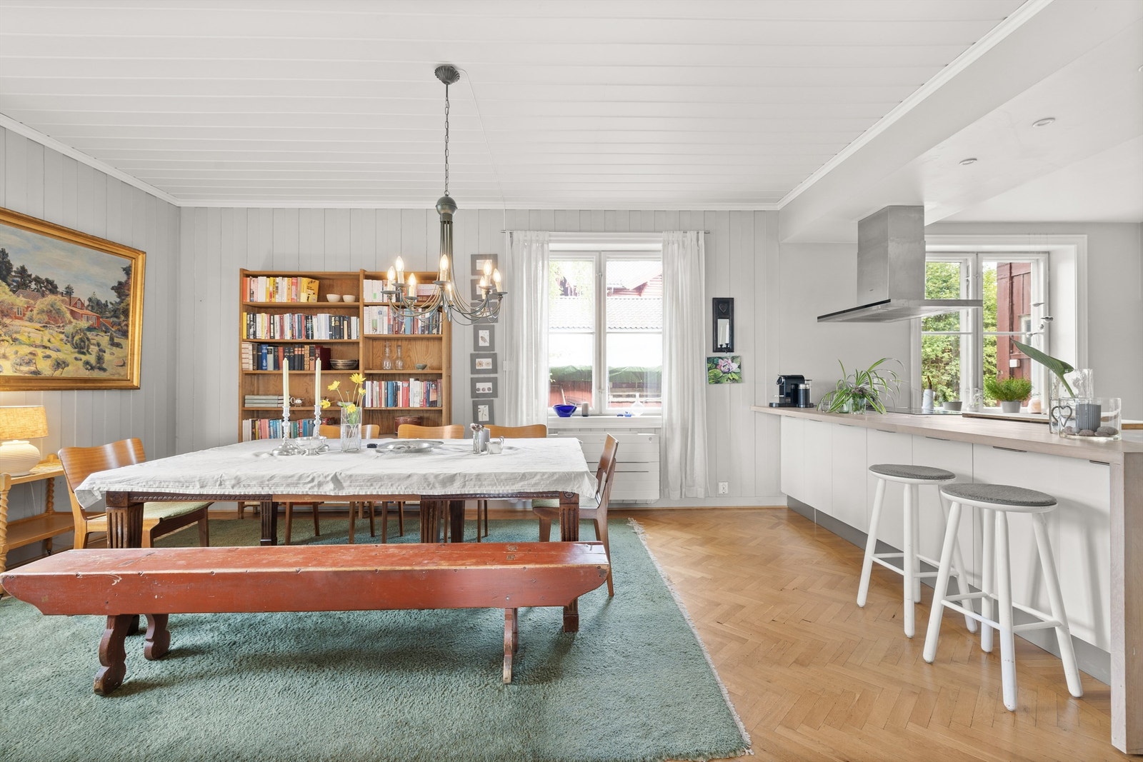 Kjøkkenet fra 2012 har en delvis åpen løsning mot spisestuen, med en praktisk kjøkkenøy. Galleribilde