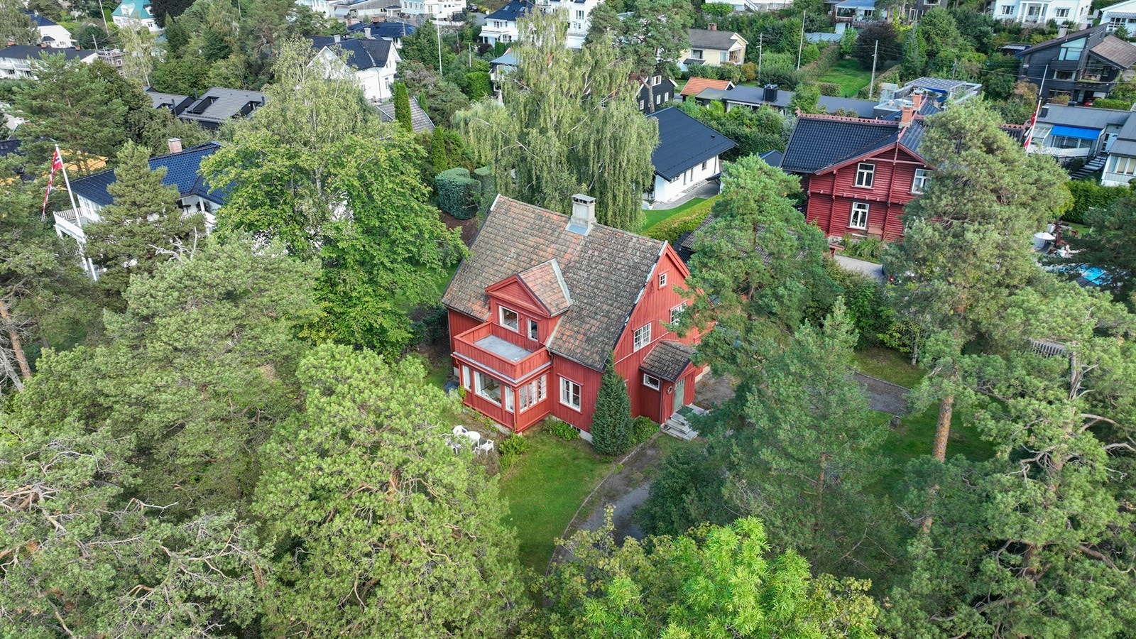 Eiendommen ligger på hjørnet av Solveien og Cappelens vei, i et veletablert og attraktivt villastrøk. Galleribilde