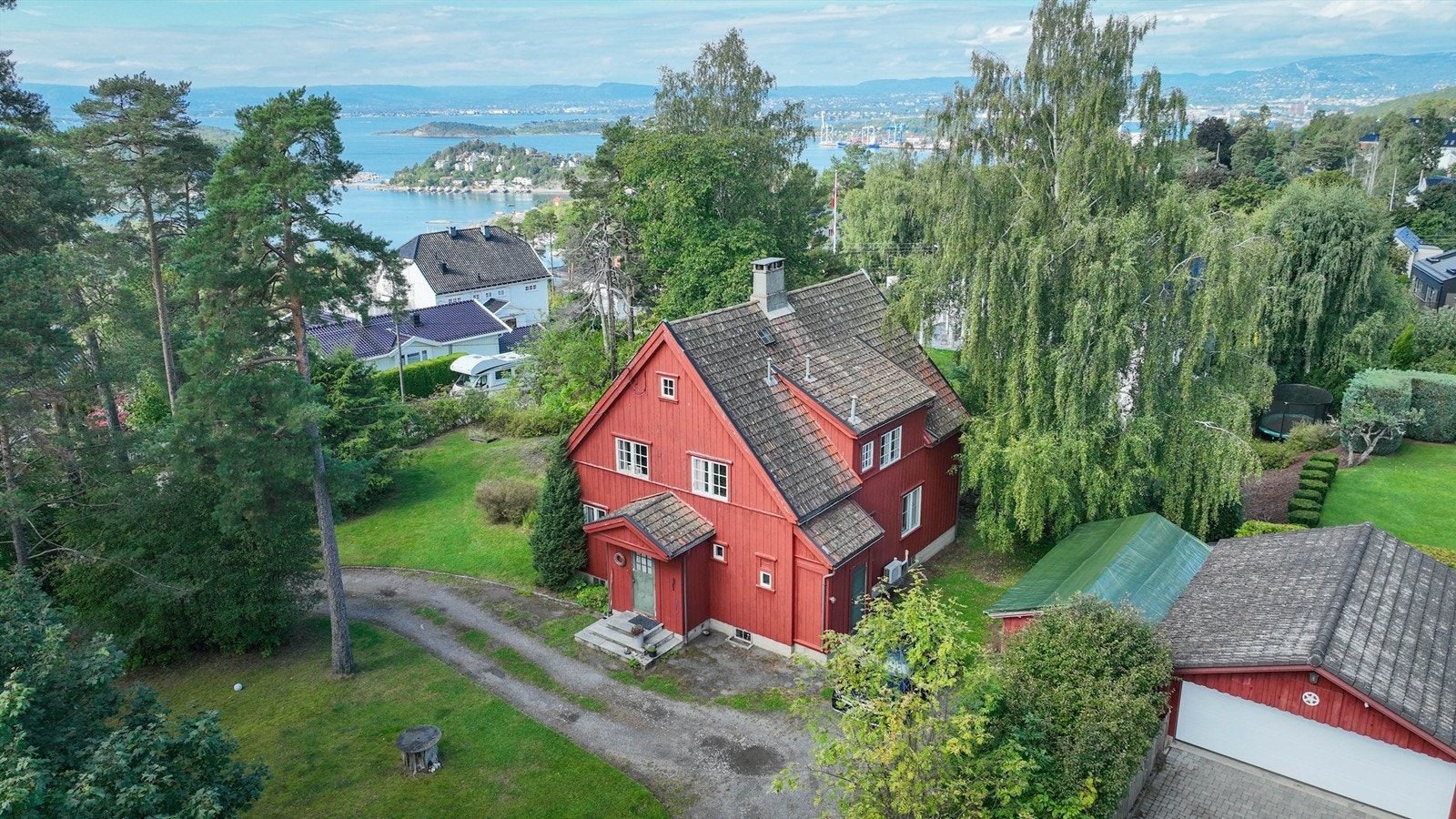 En klassisk villa fra 1926, solrikt og tilbaketrukket plassert på en stor tomt i Nordstrandskråningen. Galleribilde