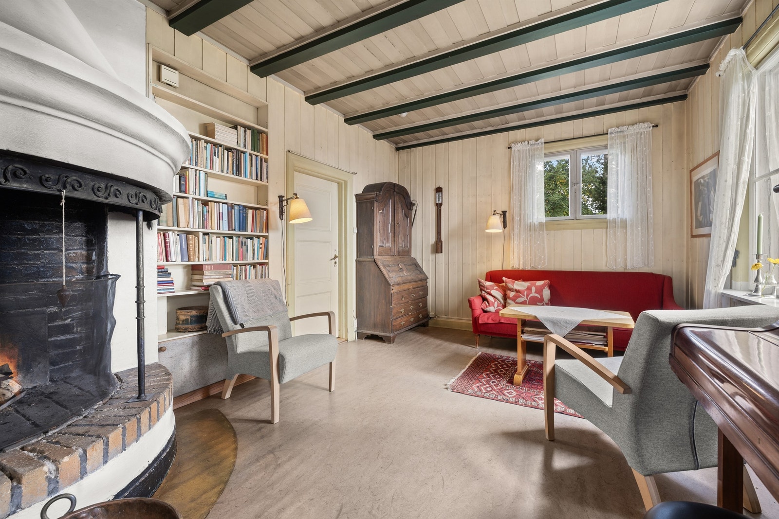 Peisstuen er et lunt samlingspunkt med en åpen peis, som skaper en naturlig og sosial sone i boligen. Galleribilde