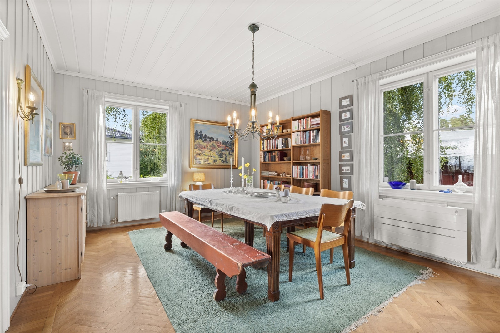 Den store spisestuen har god plass til et langbord for hele familien og gjester. Galleribilde