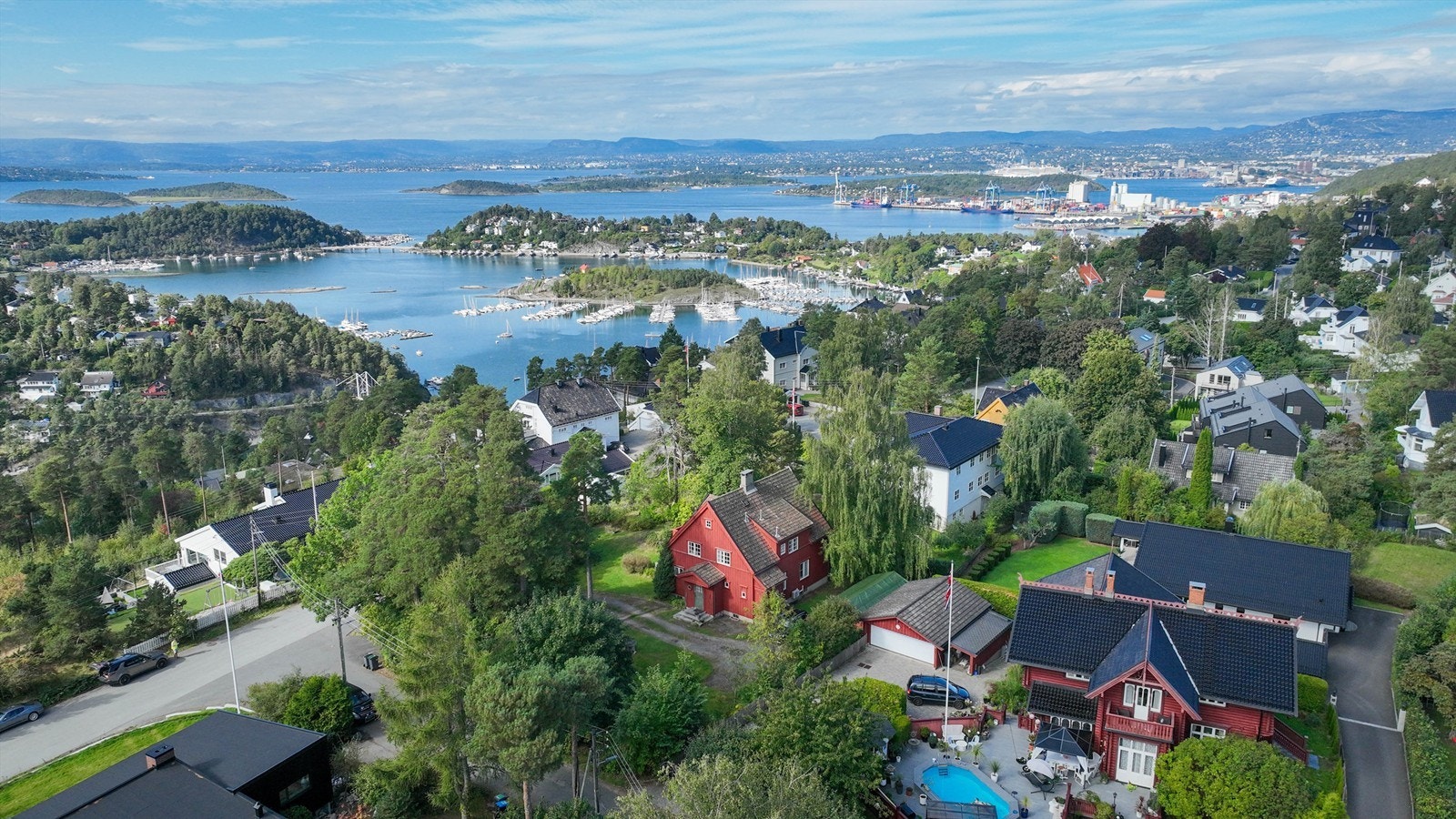 Her bor man med kort vei til sentrum, samtidig som man har naturen og fjorden rett utenfor døren. Galleribilde
