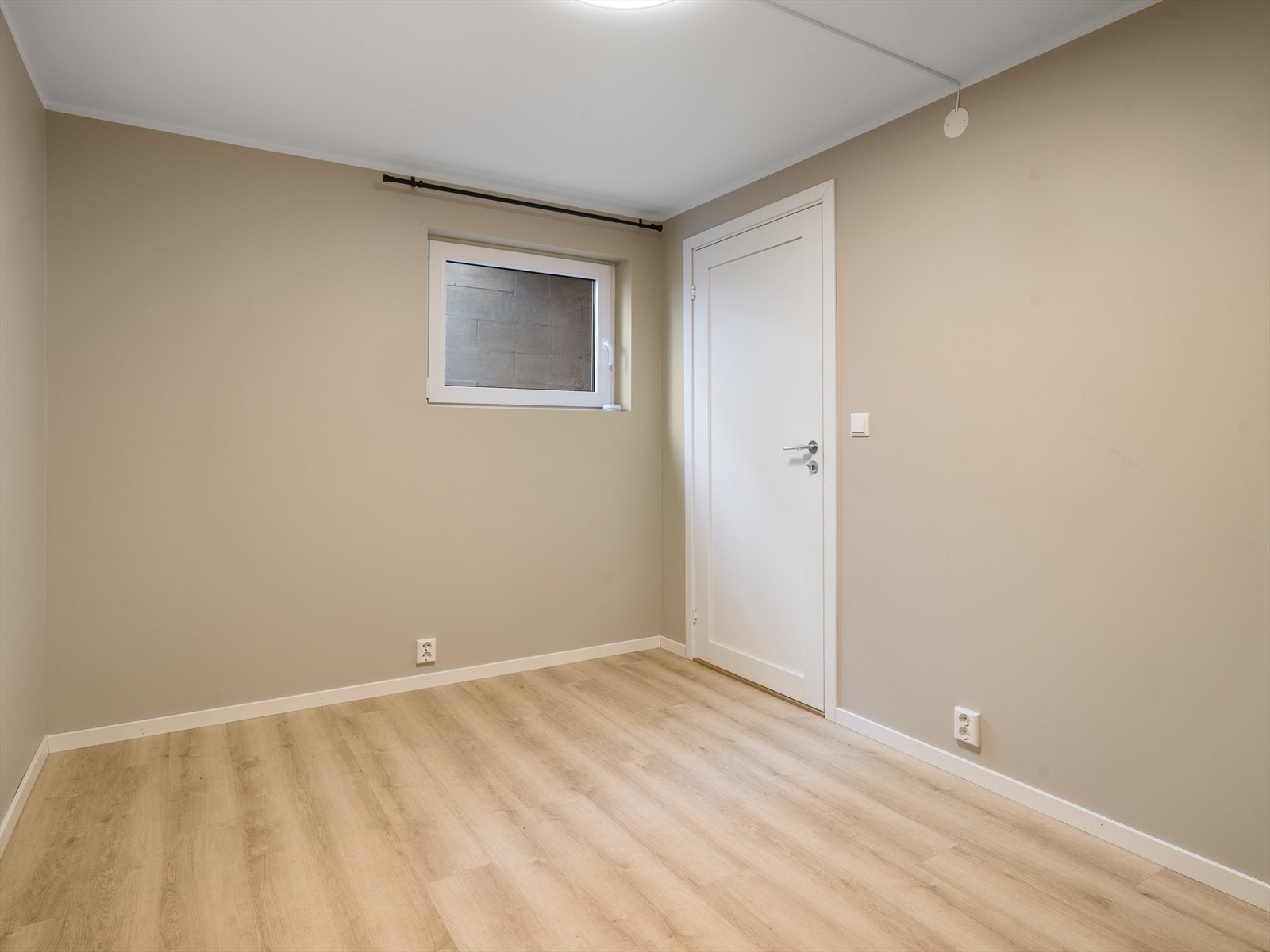Soverommet i hybelen er av god størrelse med plass til seng, nattbord og garderobeskap. Galleribilde