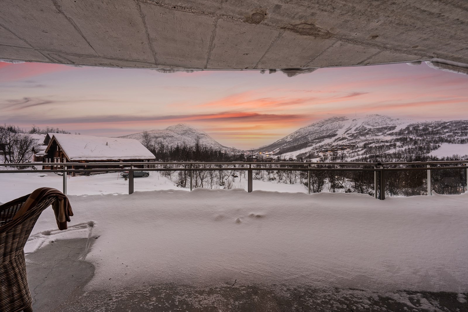 Eiendomsmegler ved Kristian Lossius har gleden av å ønske deg velkommen til Flatastøyl 15 og Panorama 1! Galleribilde