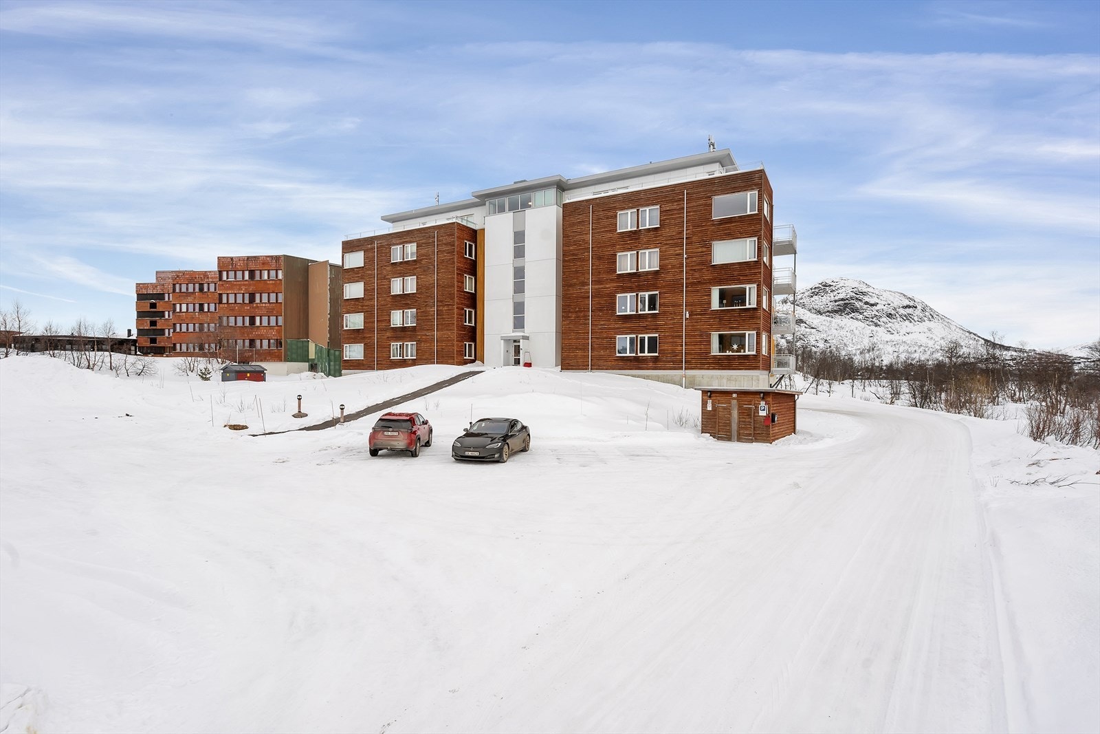 Felles p-plass for sameiet samt søppelbod. Galleribilde