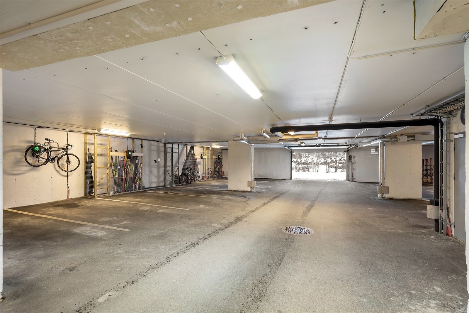 Medfølger en p-plass i kjeller med tilhørende bod i bakkant. Galleribilde