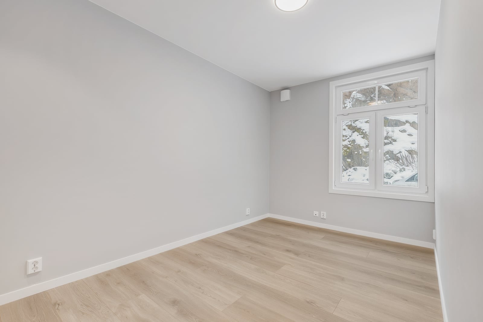 Enhetlig laminatgulv binder rommene i etasjen sammen. Galleribilde