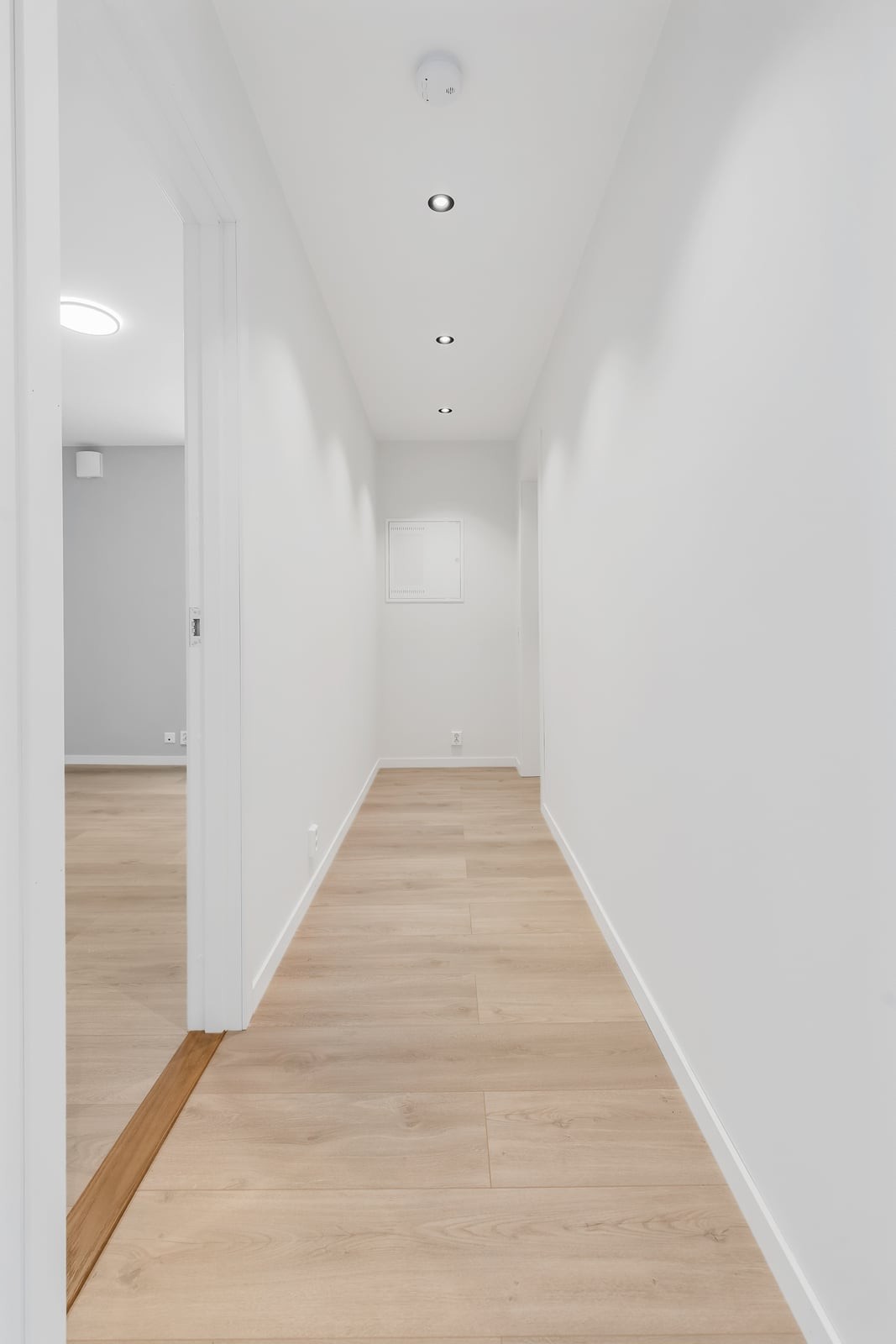 Velkommen inn i en lys entré med downlights i taket og nye, malte fyllingsdører fra 2024-2025. Galleribilde