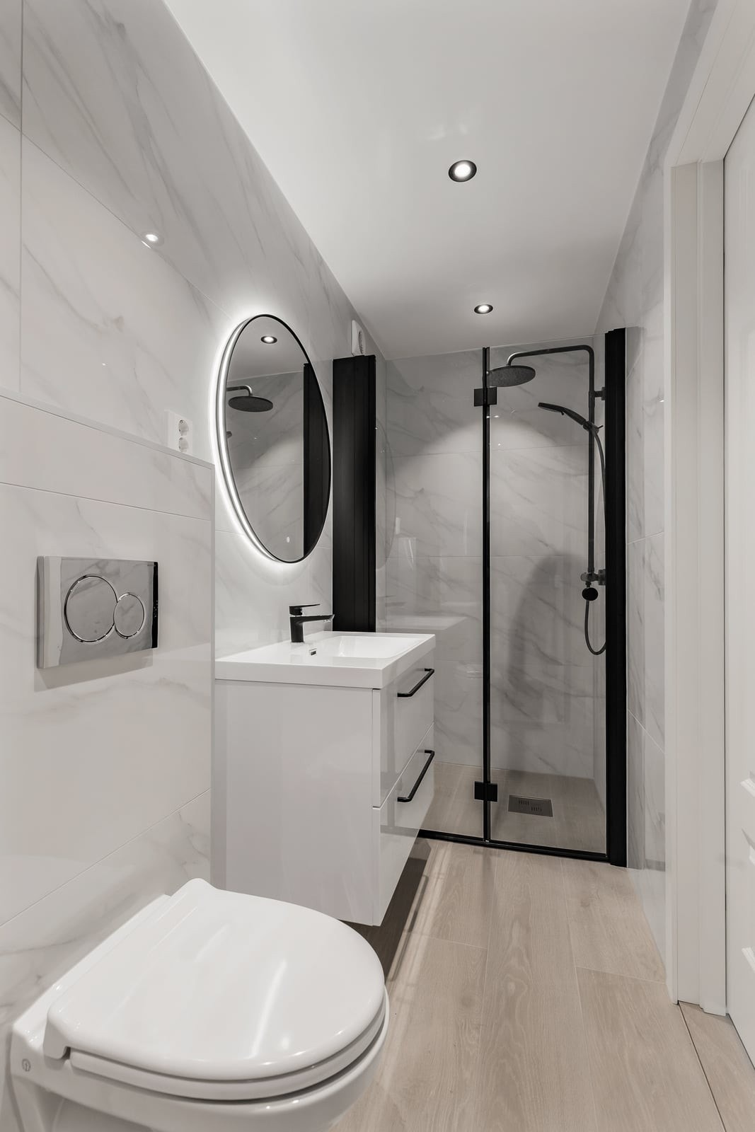 Badet ble totalrenovert i 2024 og har flislagte overflater og elektrisk gulvvarme. Galleribilde