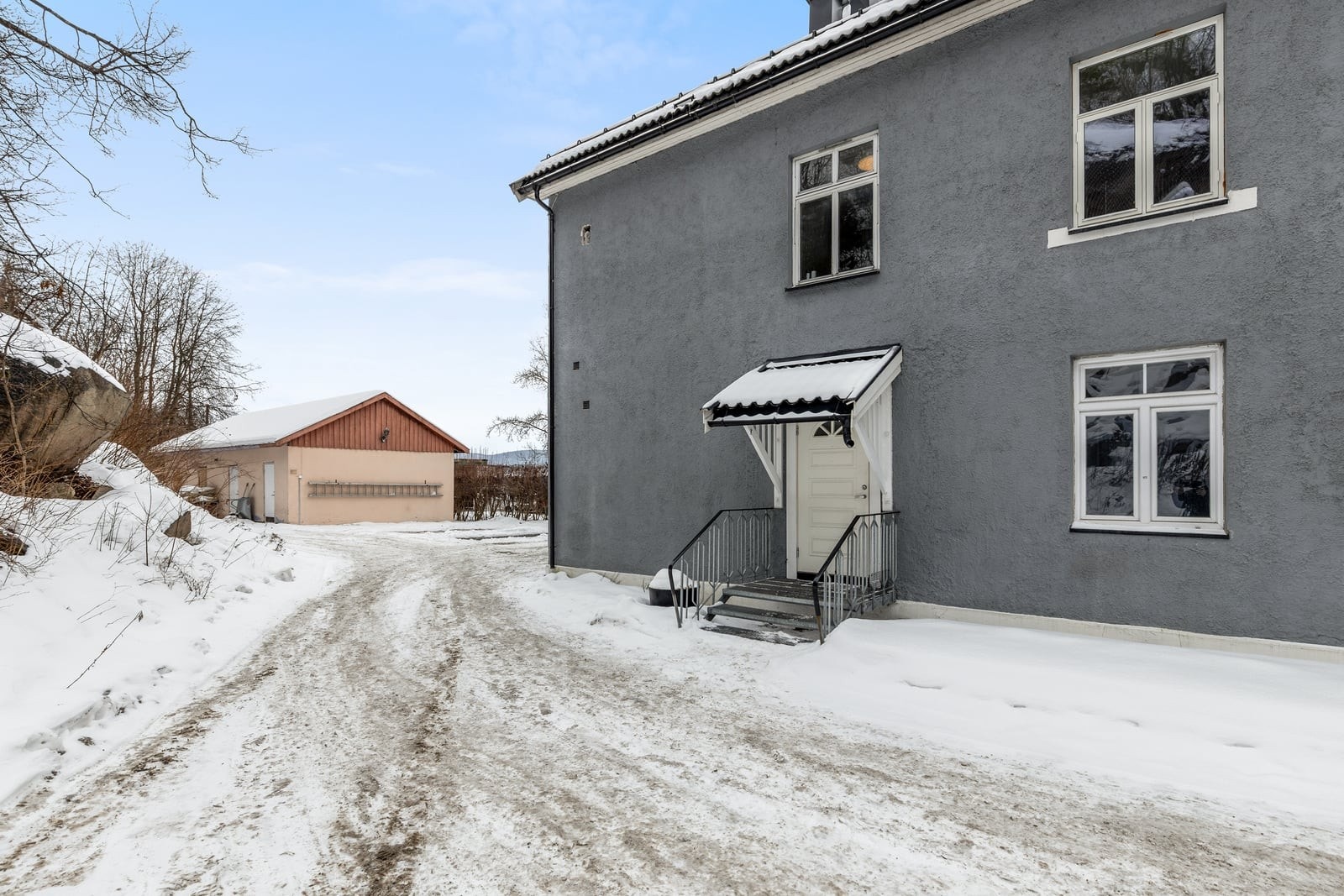 Nyere inngangsdør fra 2024. Galleribilde