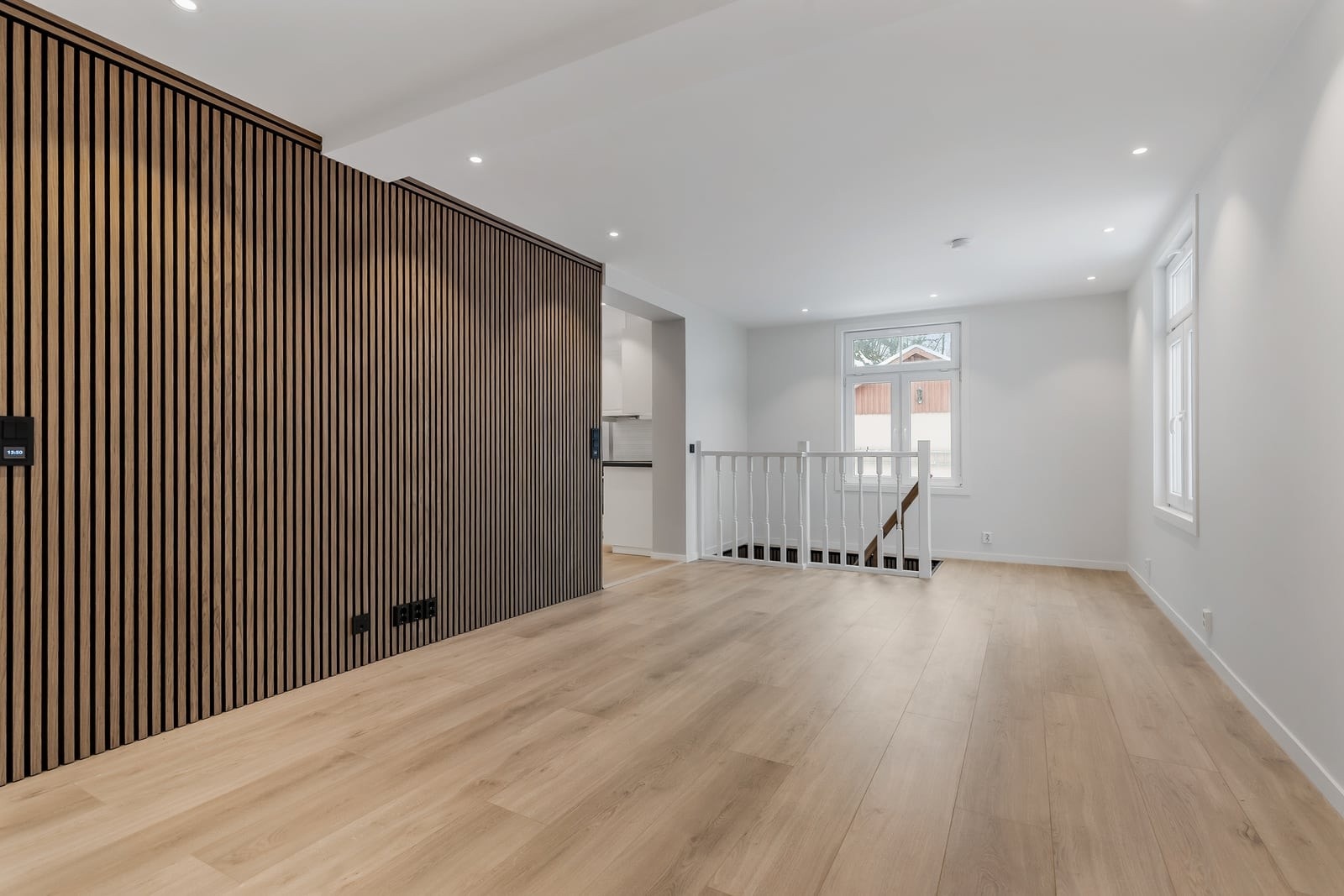 Gjennomgående belysning fra downlights gir en behagelig atmosfære i oppholdsrommene. Galleribilde