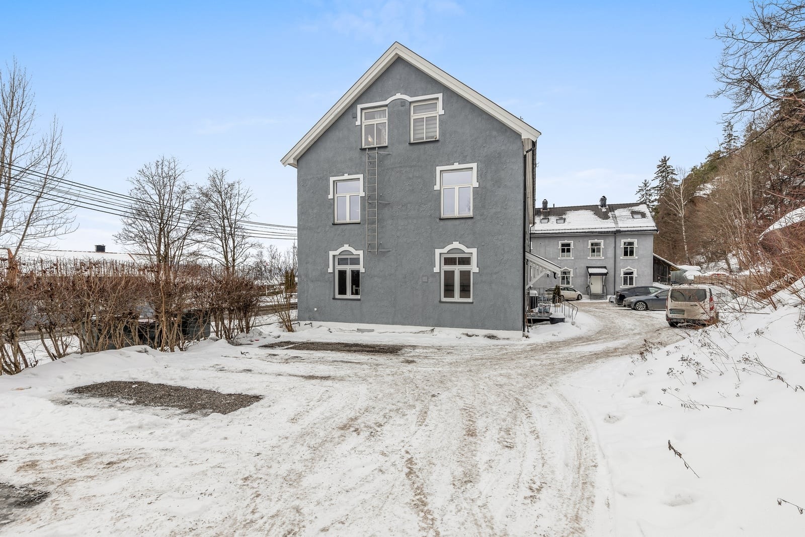 Leiligheten ligger i et boligbygg fra 1923 med pussede murfasader. Galleribilde
