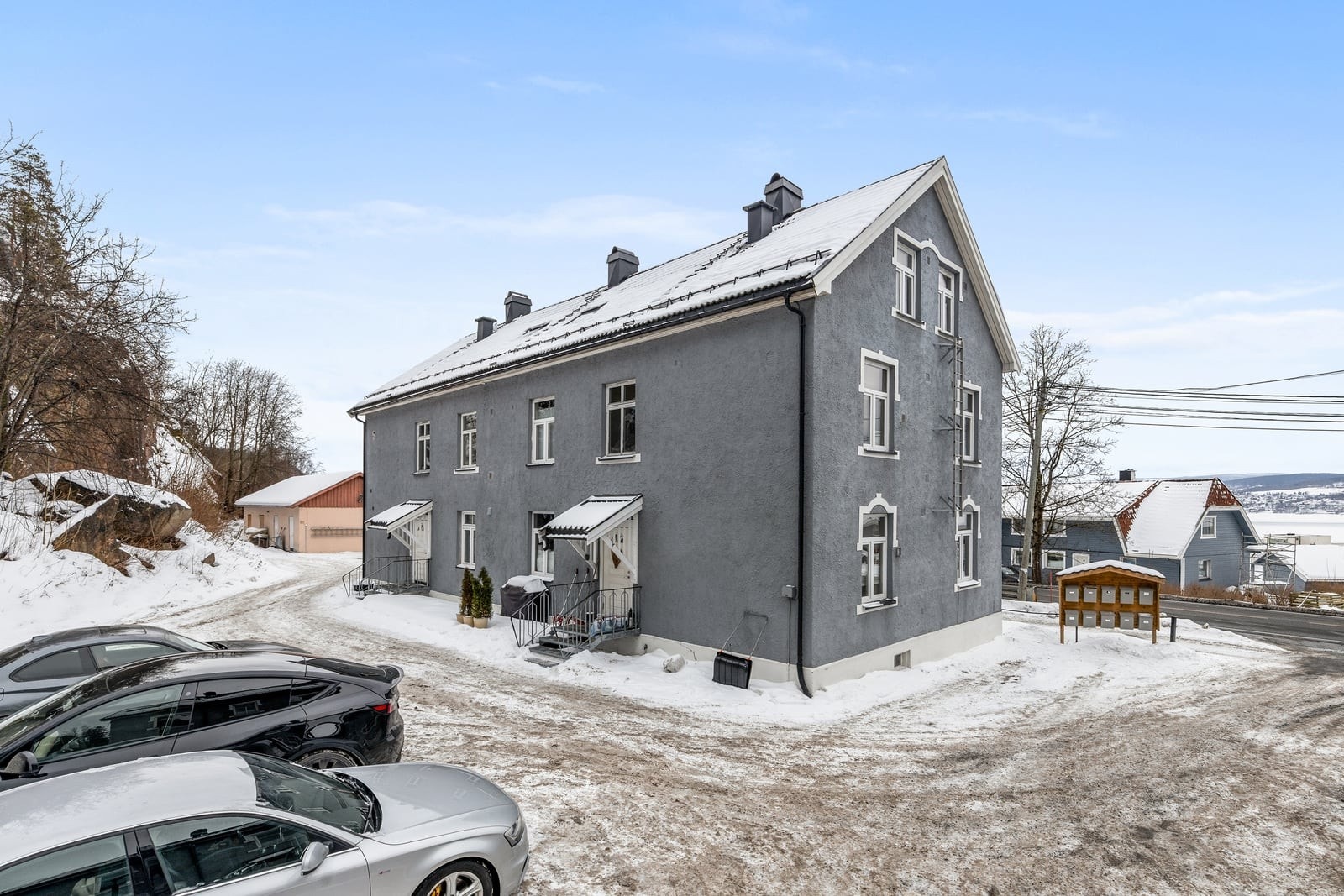 Sameiet har en gruset gårdsplass med parkeringsmuligheter. Galleribilde