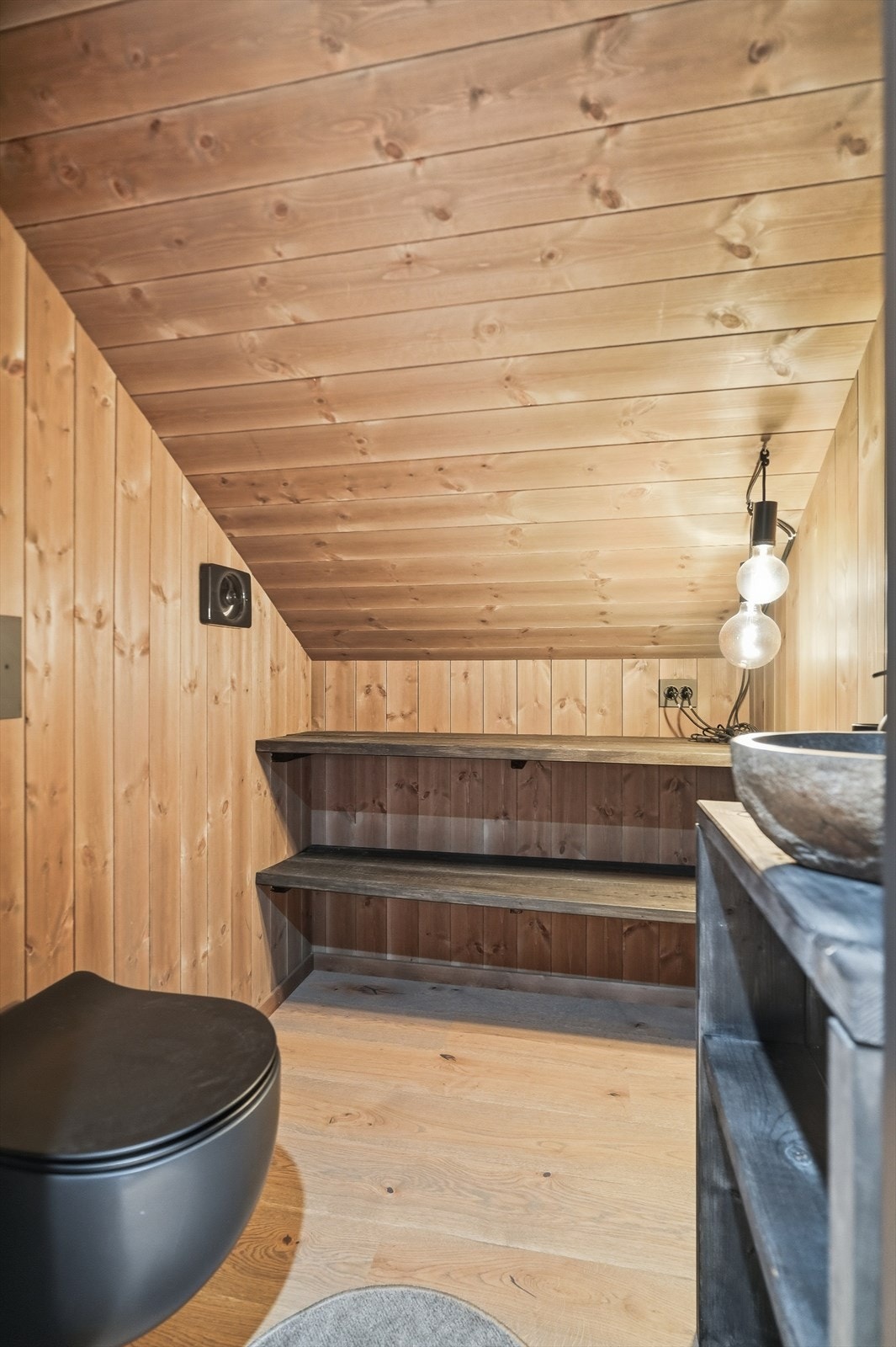 Toalettrommet er utstyrt med servant og vegghengt toalett. Galleribilde