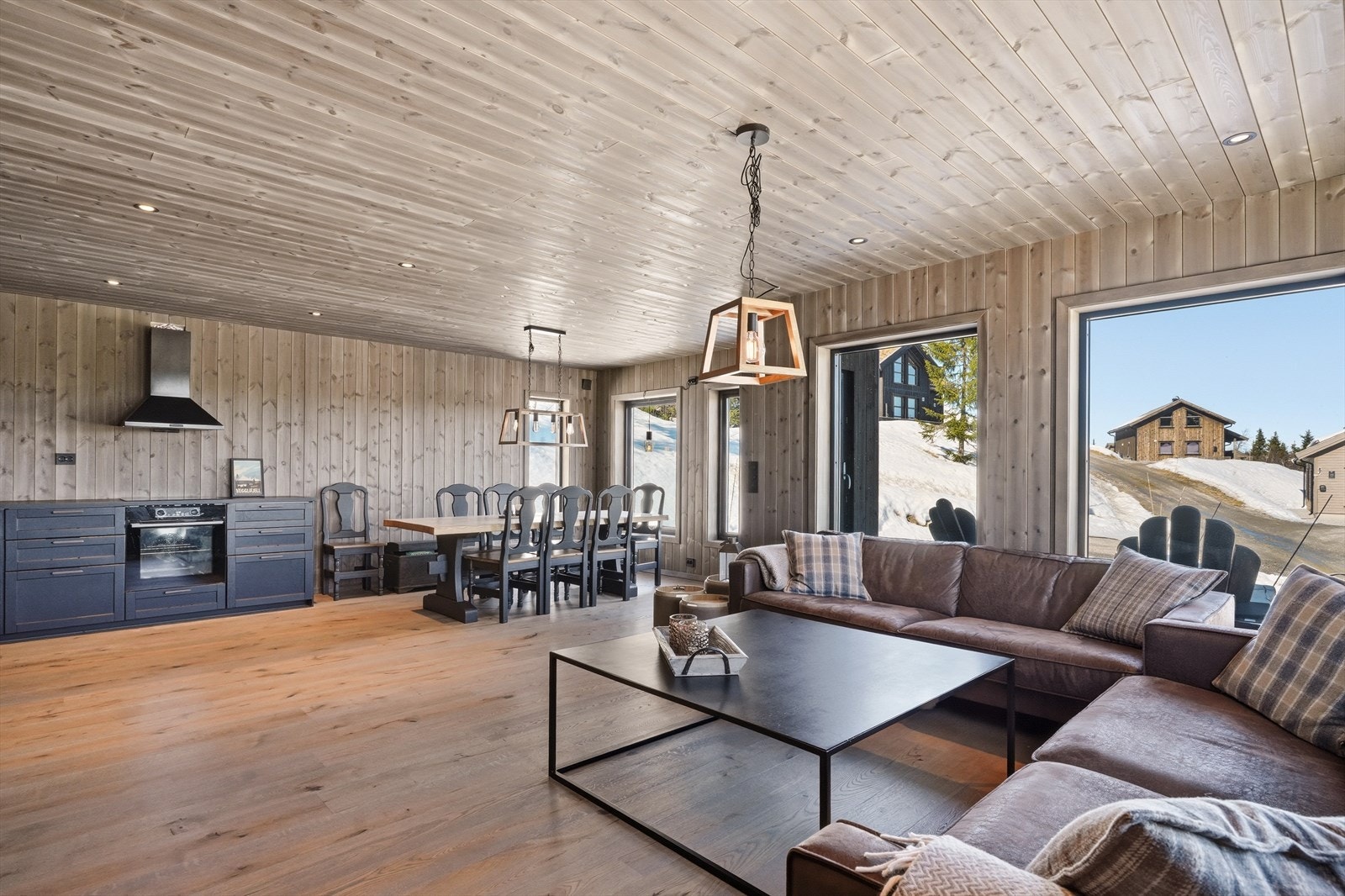 Allrommet er sosialt og enkelt å møblere med ulike soner for både sofagruppe og spiseplass. Galleribilde