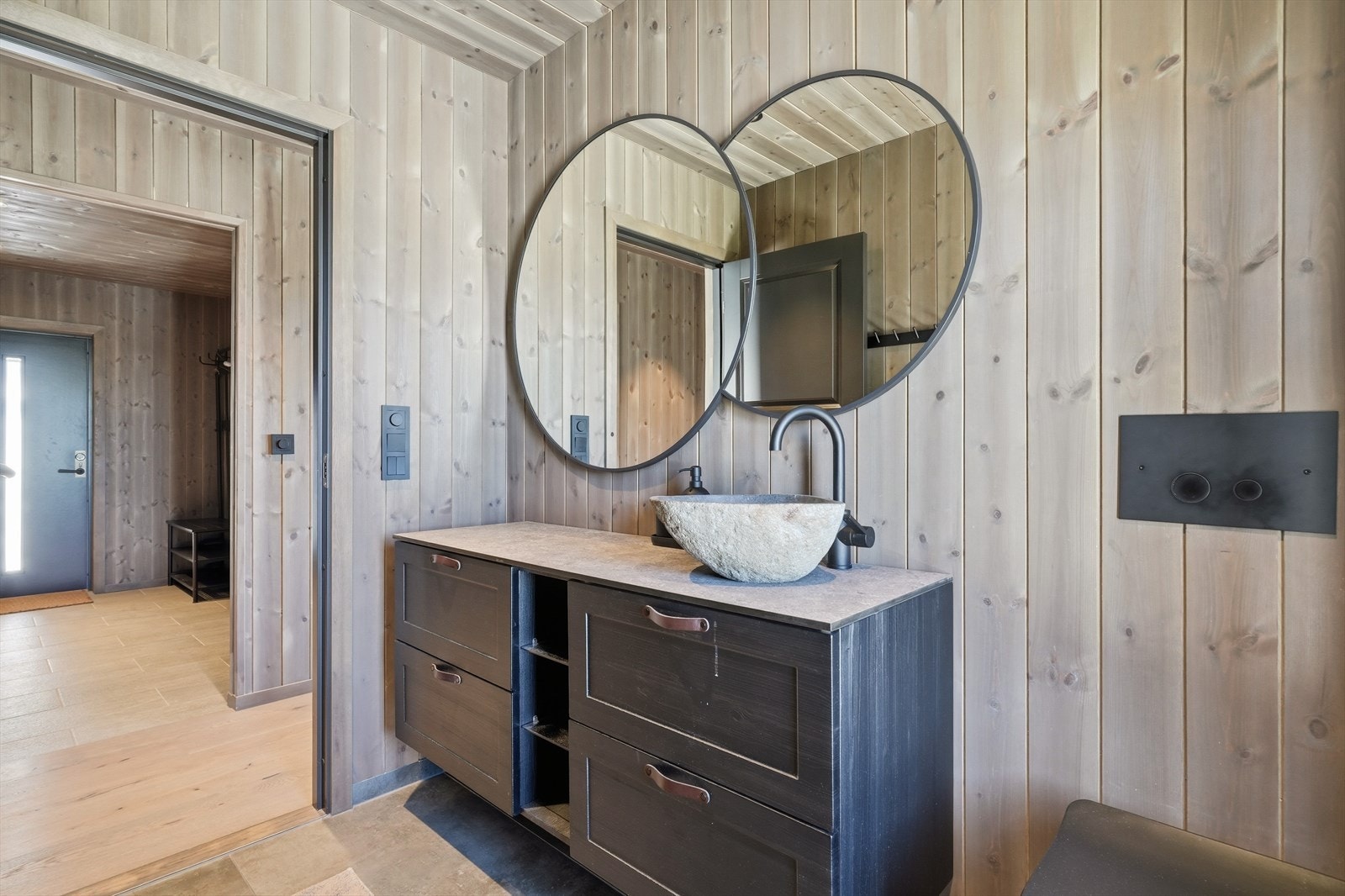 Videre kommer man via gangen inn på hyttas lekre bad. Galleribilde