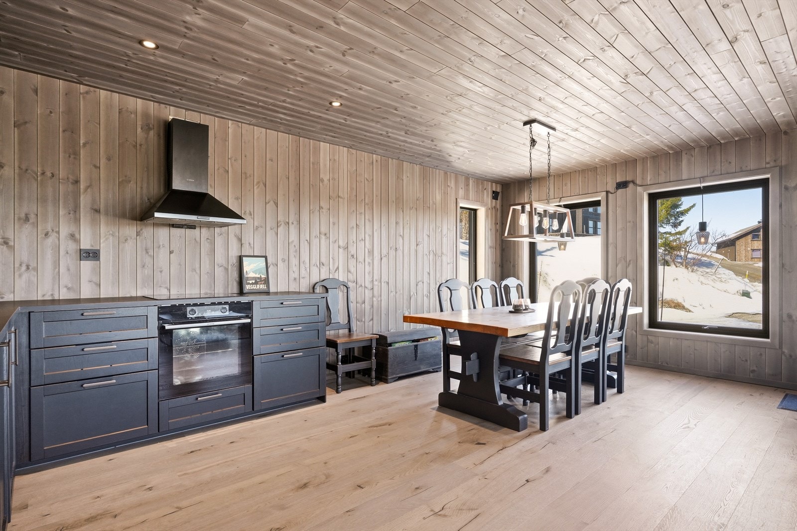 Sorte detaljer på lysbrytere, stikkontakter og vindusrammer gir et moderne preg. Galleribilde