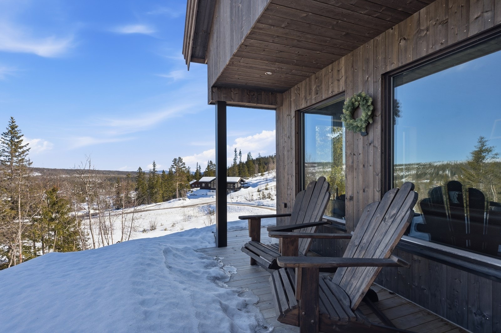 Med utgang fra stue har man en hyggelig uteplass. Galleribilde