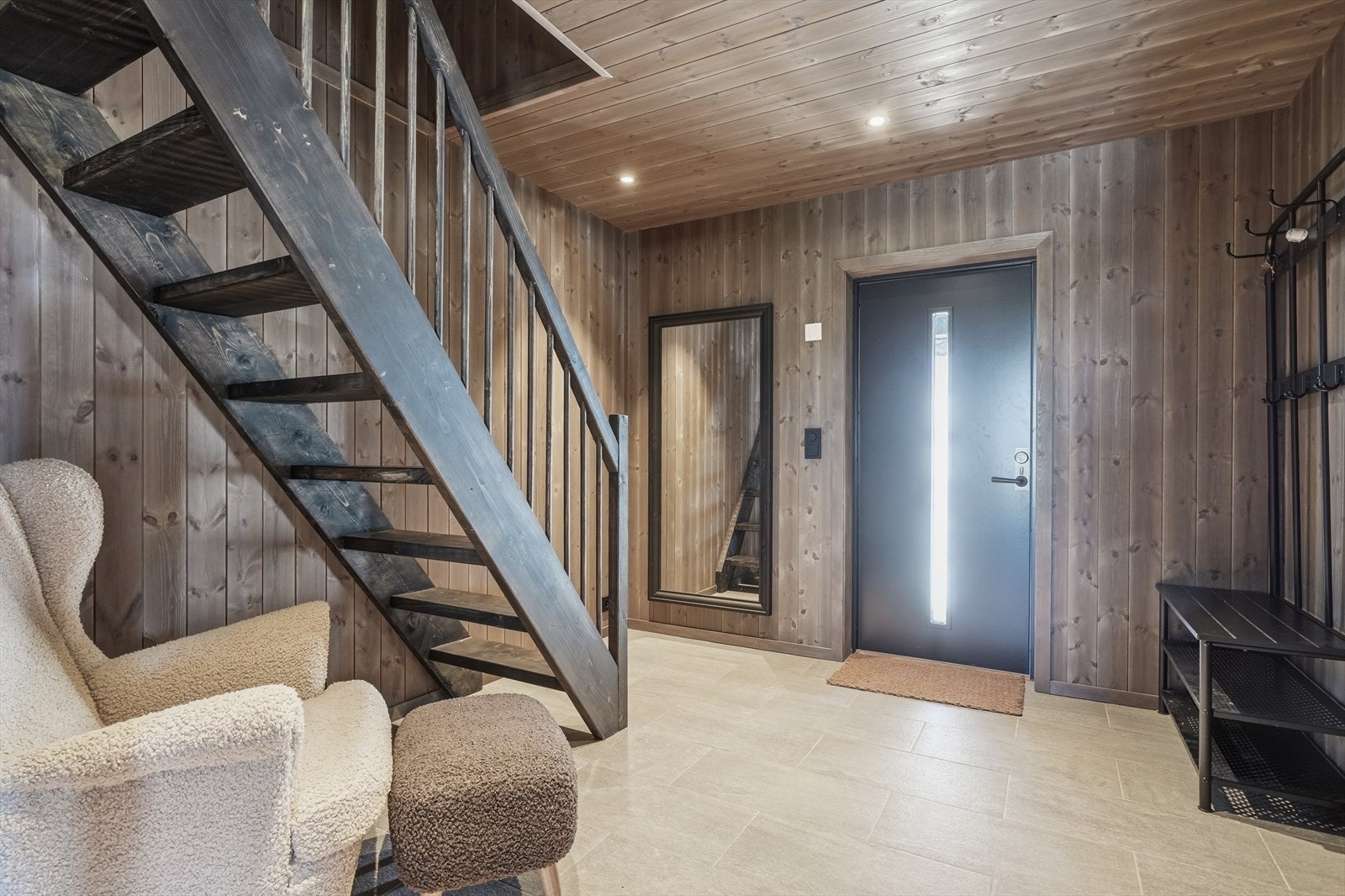 Man ønskes velkommen inn i en romslig og åpen entré. Galleribilde