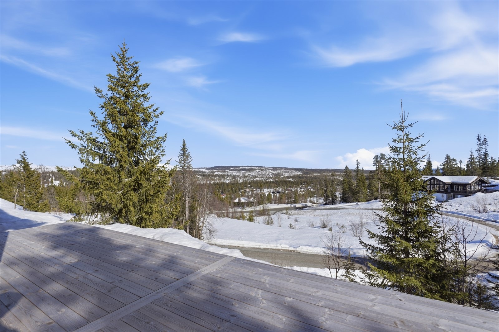 Fra uteplassen har man flott utsikt over nærområdet! Galleribilde