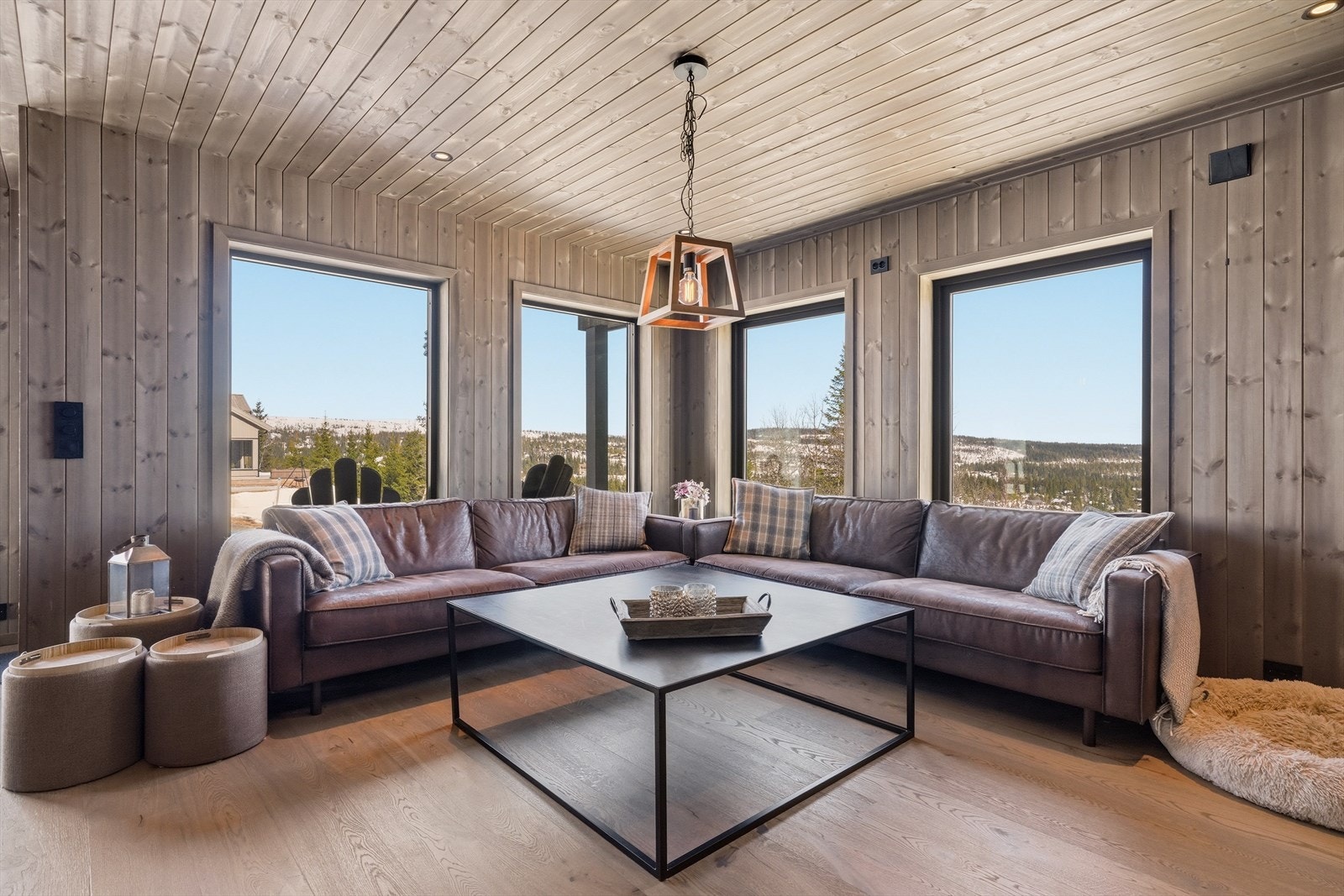 Downlights i taket gir god og stemningsfull belysning, og store vindusflater sørger for rikelig med naturlig lys. Galleribilde