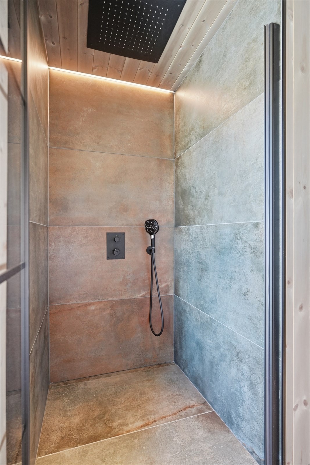 Dusjsonen er flislagt og har en moderne LED-list som belysning. Galleribilde