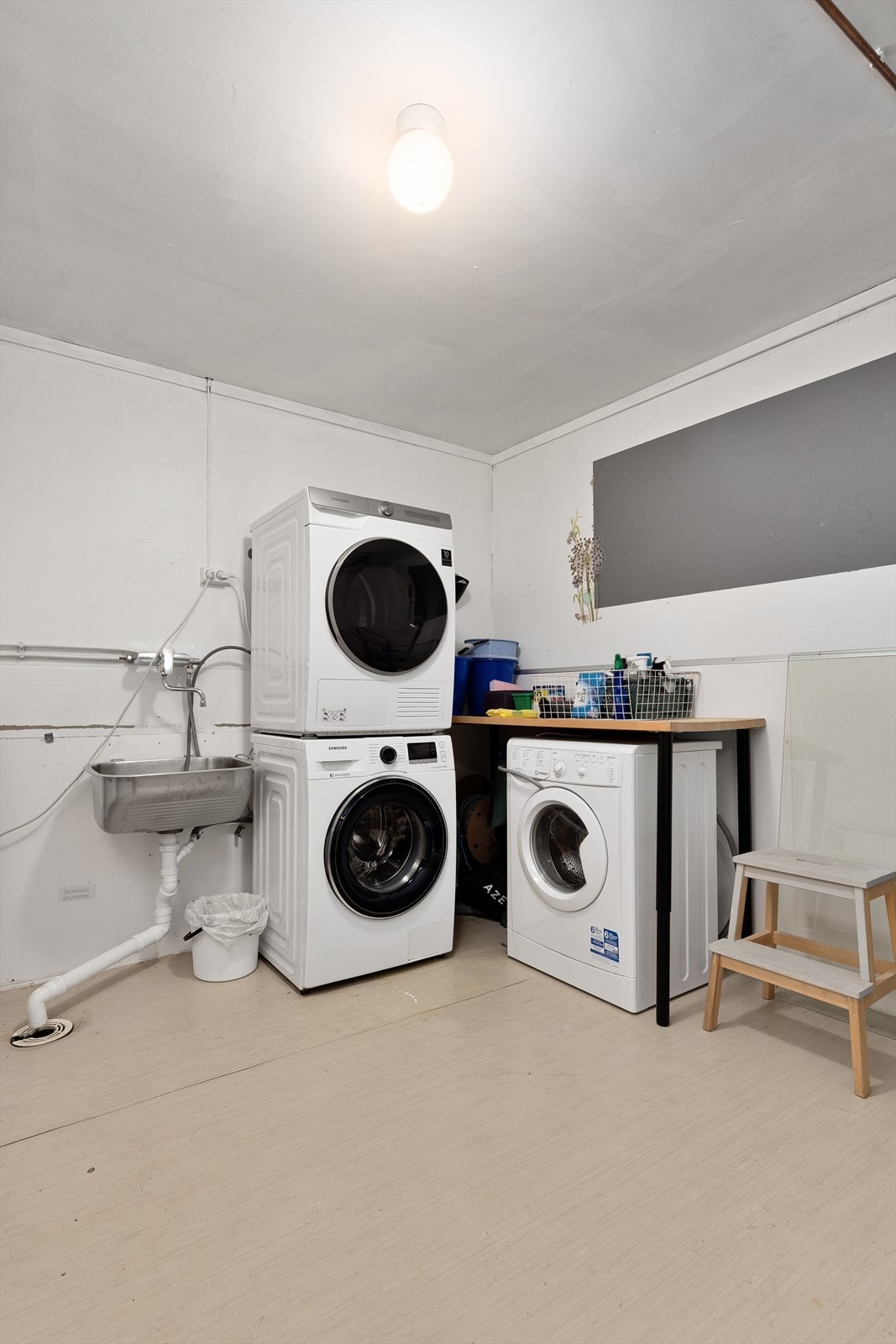 Vaskerom i kjeller med opplegg for både vaskemaskin og tørketrommel. Galleribilde