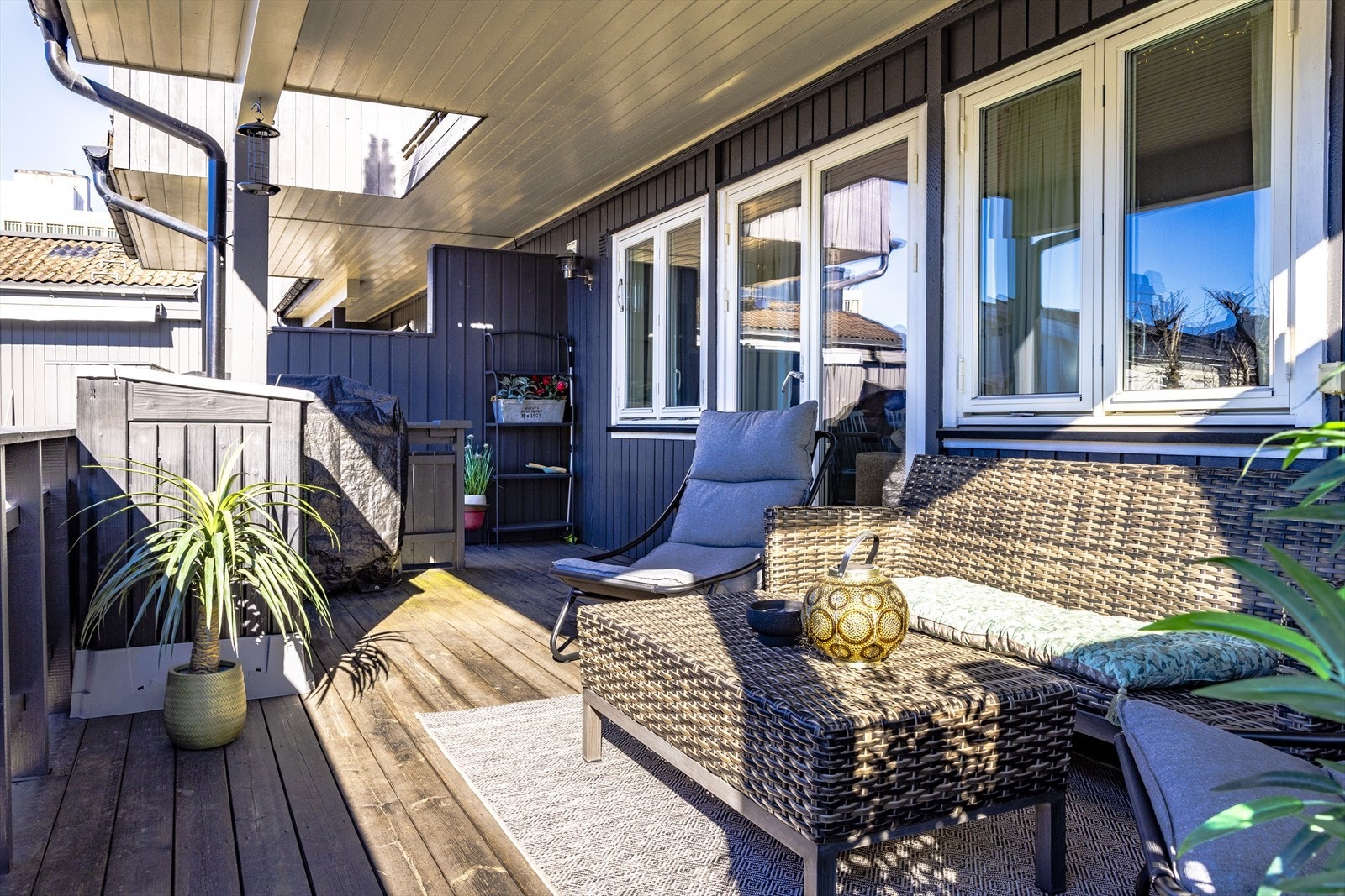 Her er det god plass for utemøblement, grill og annet en måtte ønske. Galleribilde