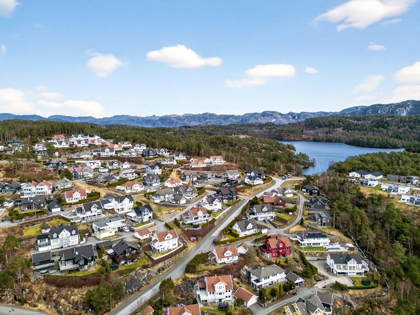 Boligen ligger fint til i et etablert og barnevennlig område. Galleribilde