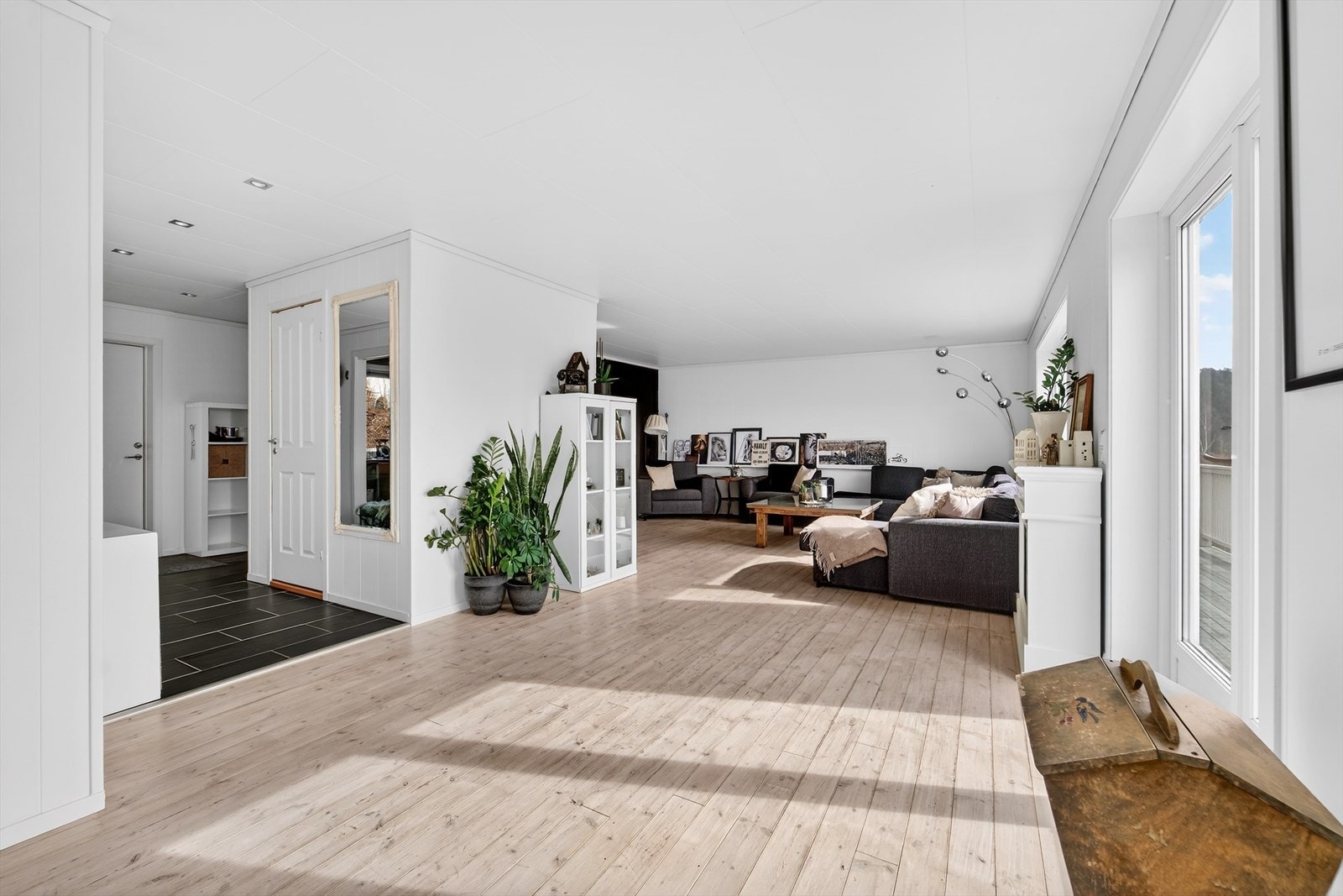 Romslig stue med lyse overflater. Galleribilde